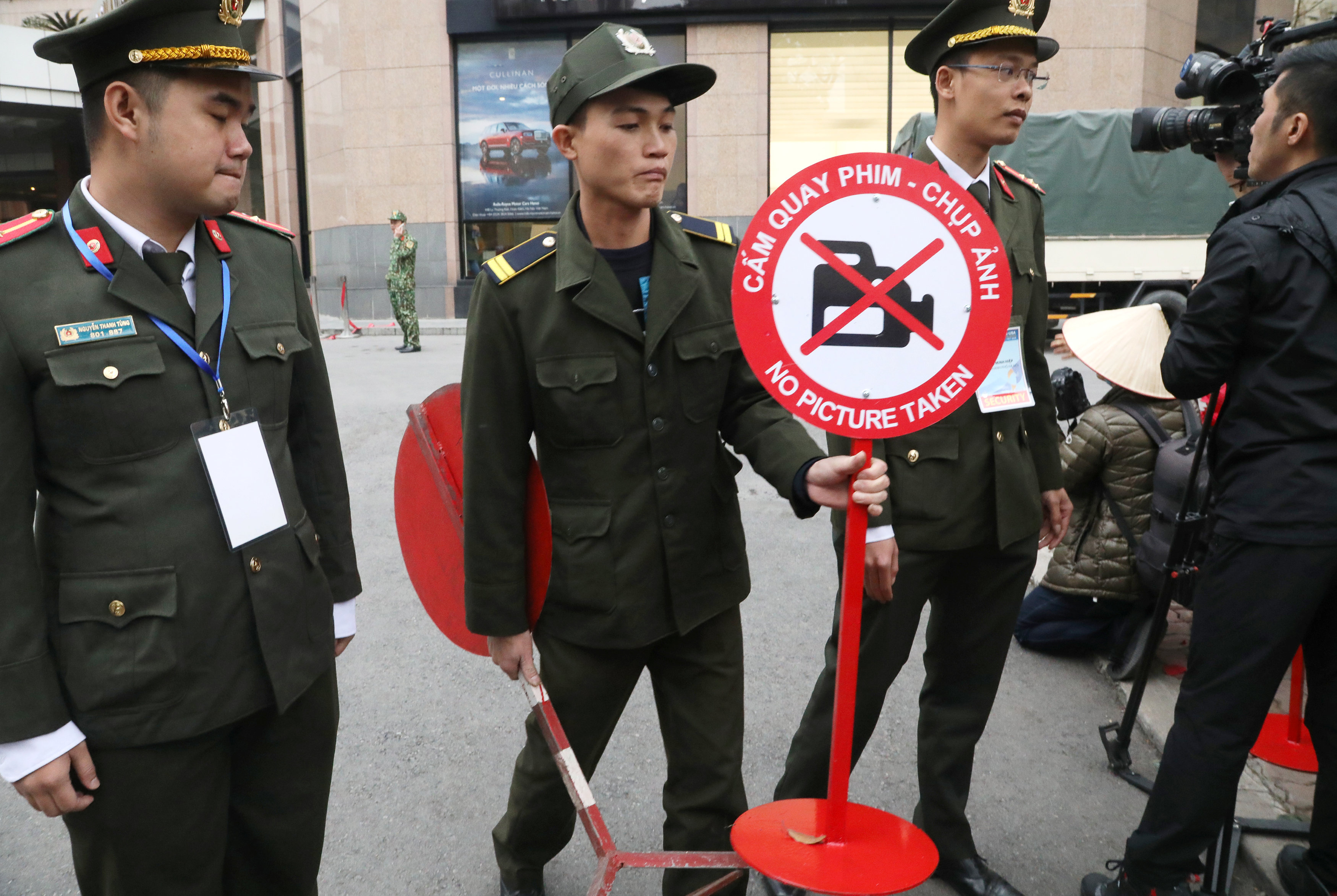 Agentes de seguridad intentan impedir que los periodistas tomen fotos y filmen fuera del Hotel Melia, antes de la cumbre entre Corea del Norte y Estados Unidos en Hanói, Vietnam, 25 de febrero de 2019. REUTERS/Ann Wang/Archivo