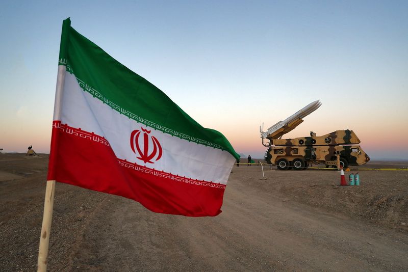 Una bandera iraní se muestra cerca de un misil durante un ejercicio militar, con la participación de las unidades de Defensa Aérea de Irán, Irán. 19 de octubre de 2020. WANA (West Asia News Agency) vía REUTERS