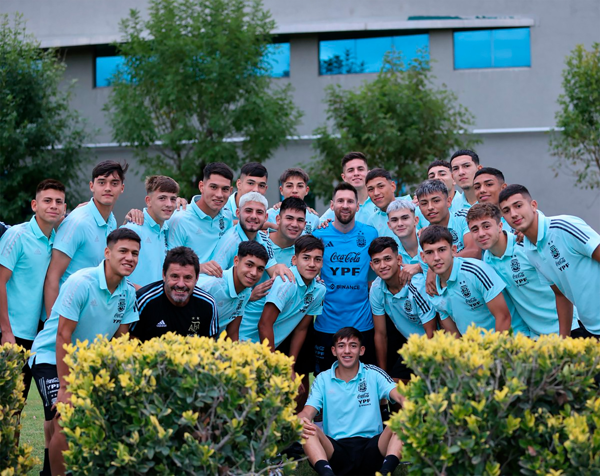 Leo Messi rodeado de todos los chicos de la selección Sub-17 (@Argentina)