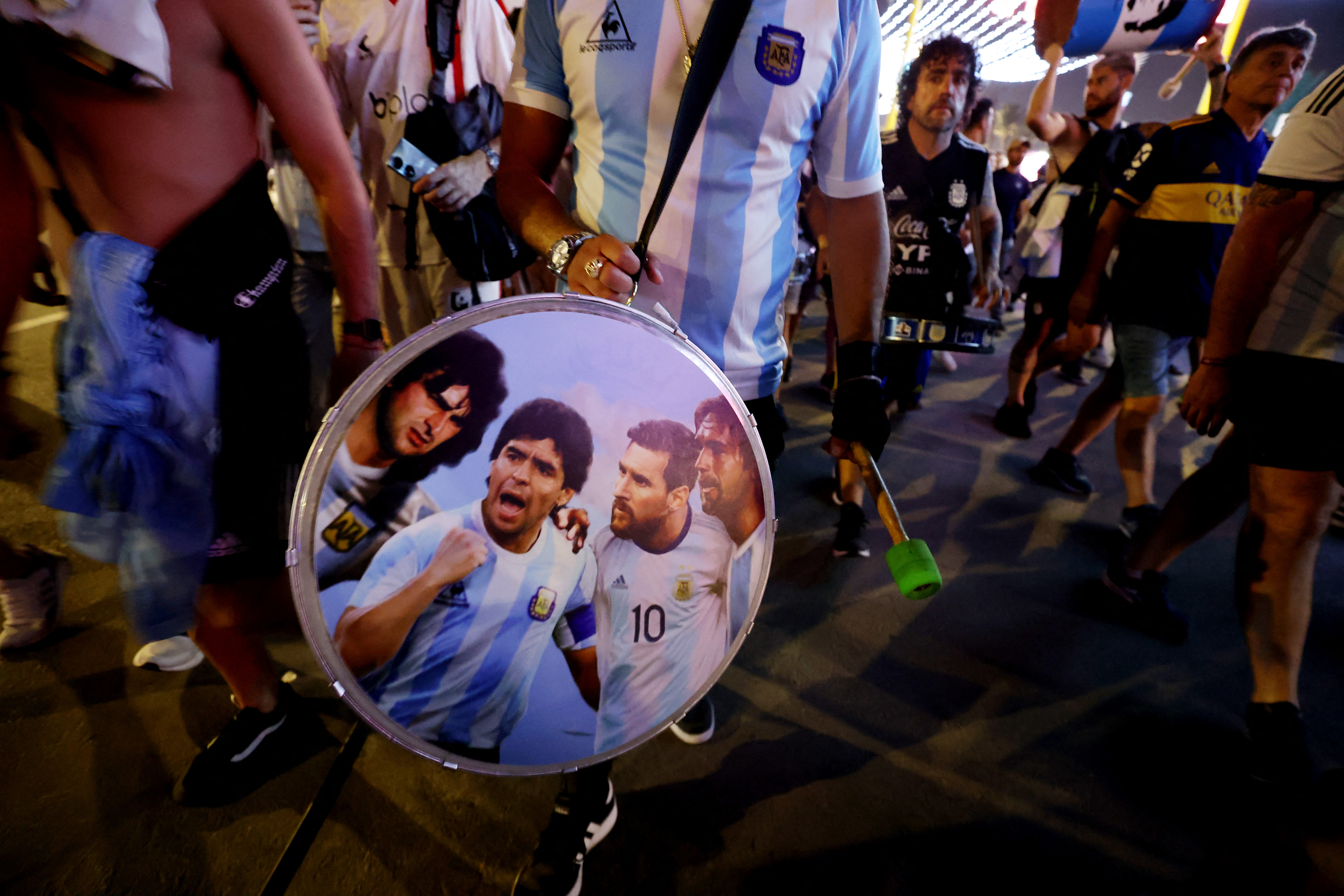 La imagen de Maradona y Messi en un bombo que los hinchas hacen sonar en Doha (Reuters/Lee Smith)
