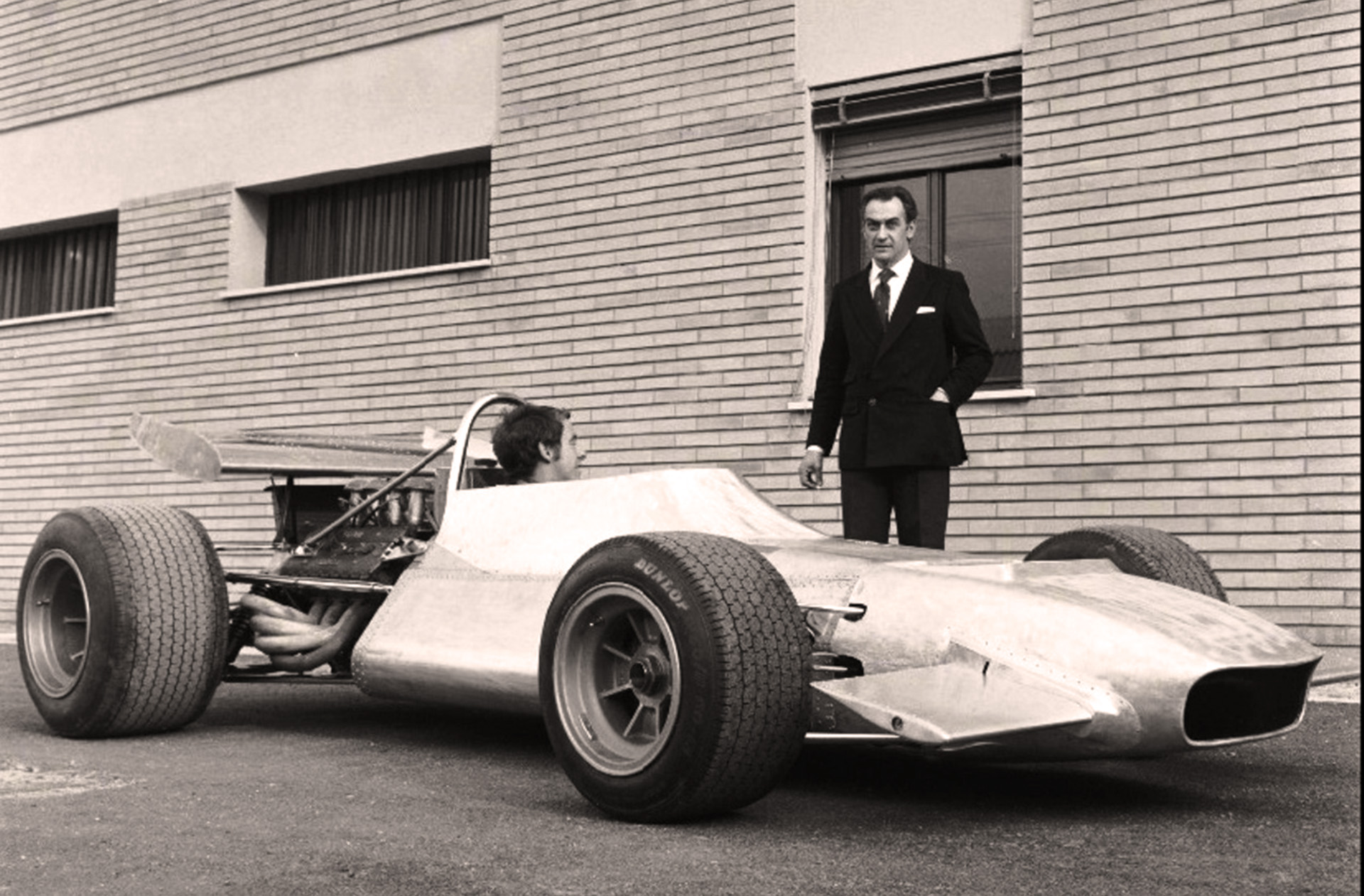 Las carreras de autos siempre estuvieron en el corazón de De Tomaso, y logró llegar a construir su propio auto de Fórmula 1 en 1969, para correr en 1970 con Pierce Courage