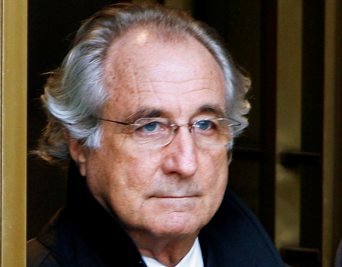 Bernard Madoff en la puerta del tribunal de Manhattan donde aceptó el delito de fraude  (REUTERS)
