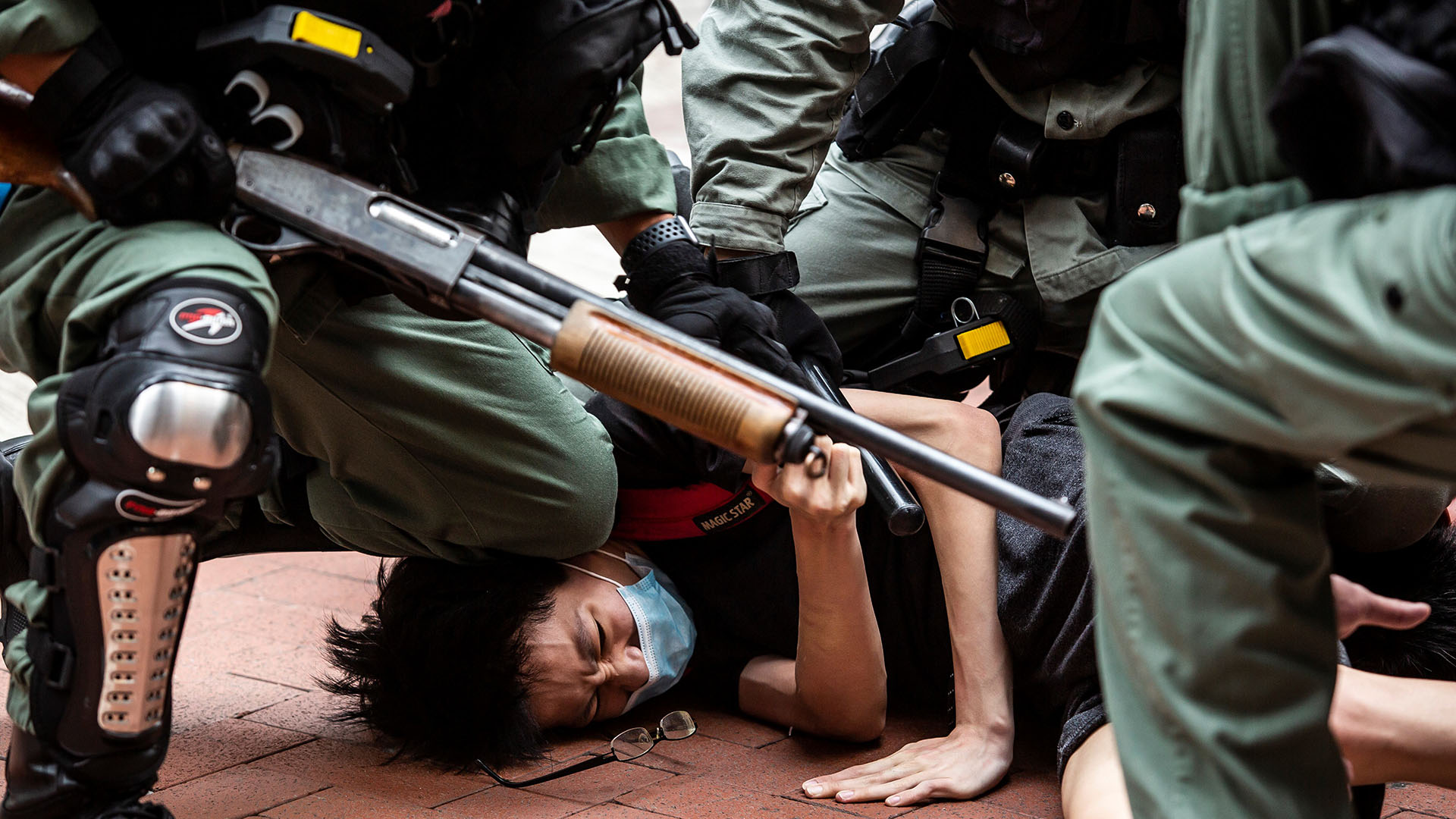 Manifestantes a favor de la democracia son arrestados por la policía en el distrito de Causeway Bay de Hong Kong. (Foto de ISAAC LAWRENCE / AFP)