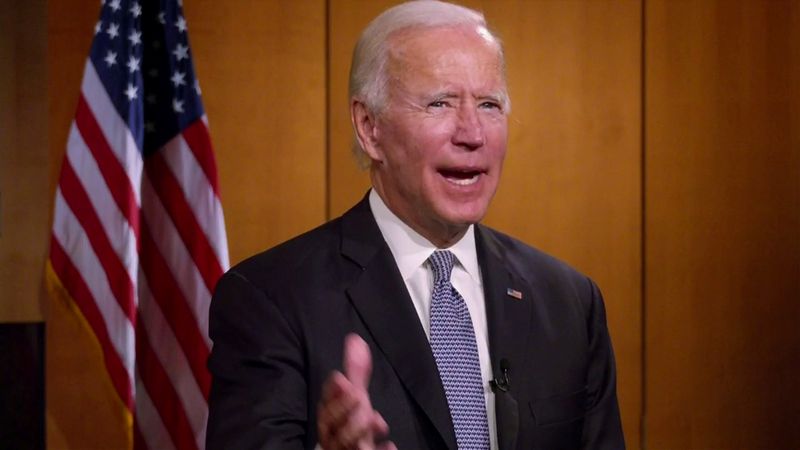 El candidato presidencial y ex vicepresidente demócrata Joe Biden aparece por video desde Delaware al comienzo de la virtual Convención Nacional Demócrata de 2020 en Milwaukee, Wisconsin, EEUU, el 17 de agosto de 2020. Convención Nacional Demócrata 2020/POOL vía REUTERS