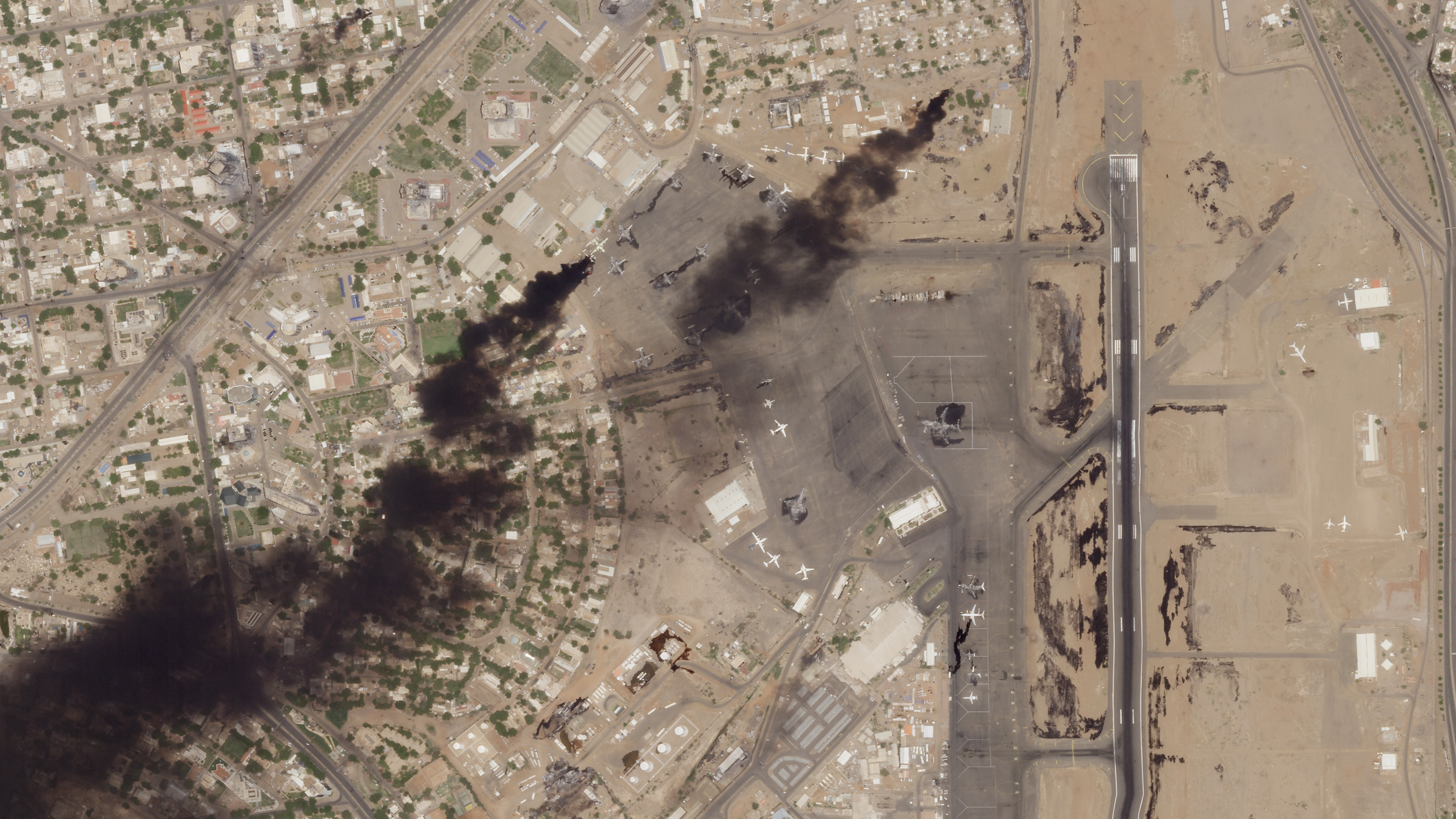 Esta imagen por satélite de Planet Labs PBC muestra fuegos en el Aeropuerto Internacional de Jartum, en Jartum, Sudán, tras el inicio de los enfrentamientos entre el ejército y la fuerza paramilitar. (Planet Labs PBC via AP)