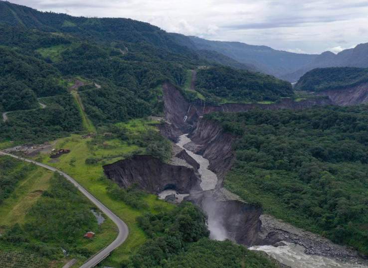 Cómo los defectos de una central hidroeléctrica china en Ecuador causaron grave daño ambiental y redujeron su vida útil