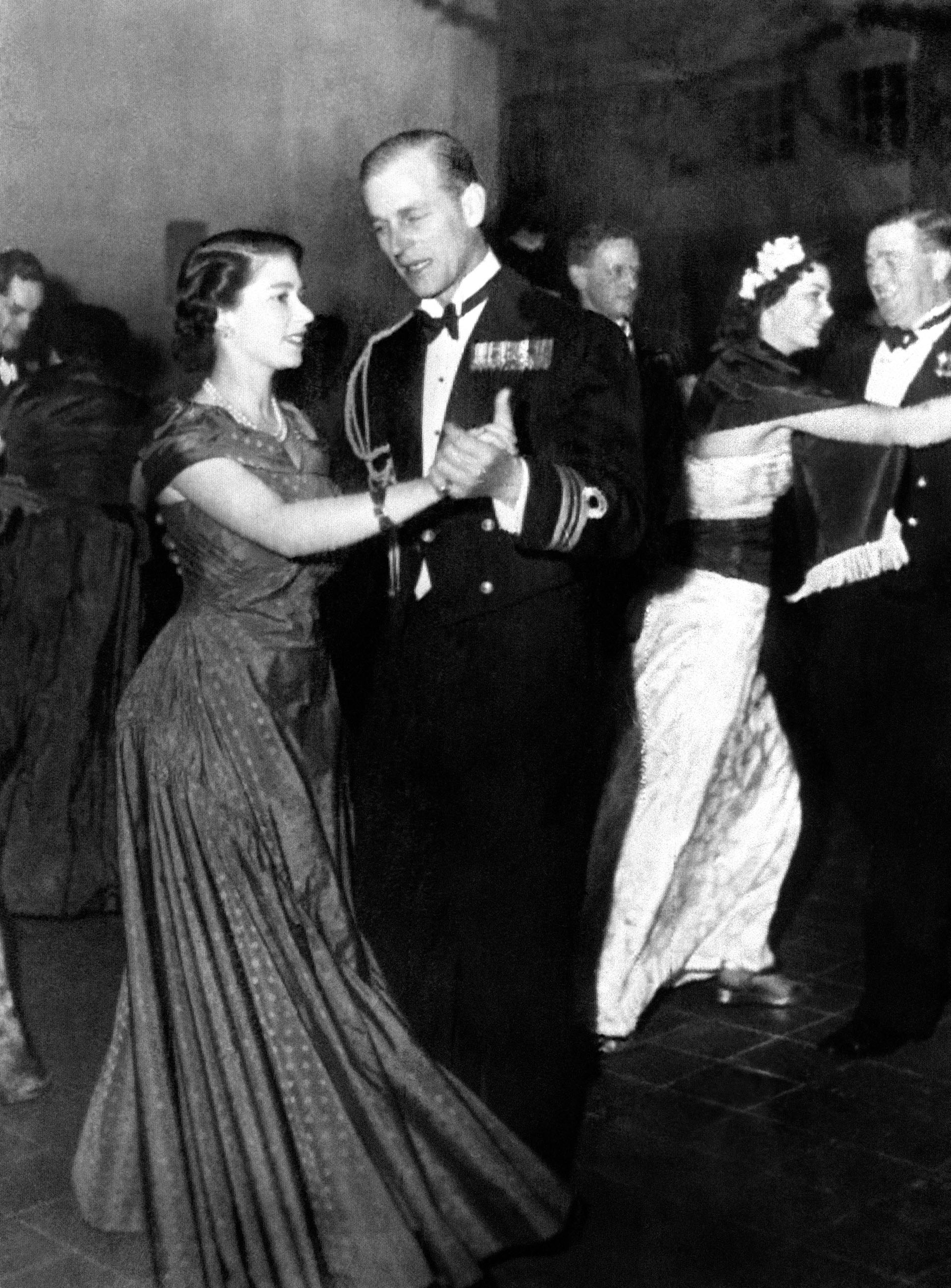 El 18 de diciembre de 1950. La princesa Isabel de Inglaterra, la futura reina Isabel II, y el príncipe Felipe de Gran Bretaña, duque de Edimburgo durante un baile organizado por la Royal Navy