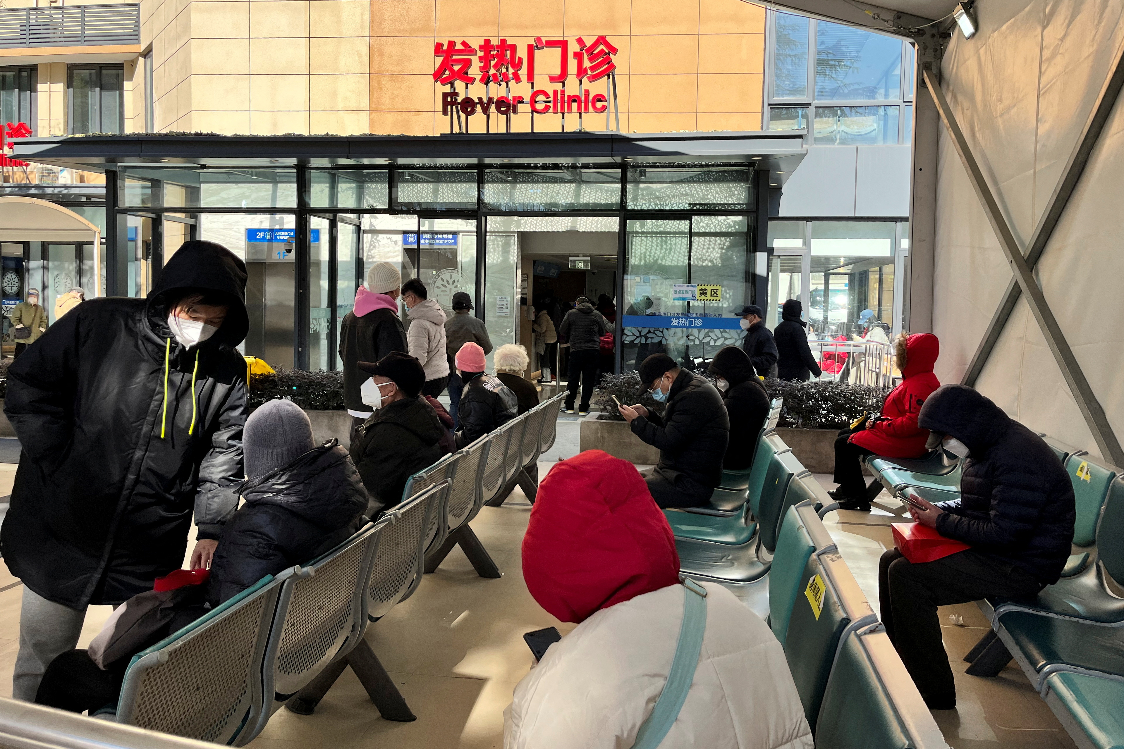 Espera de los pacientes en una clínica de Shanghái (Reuters)