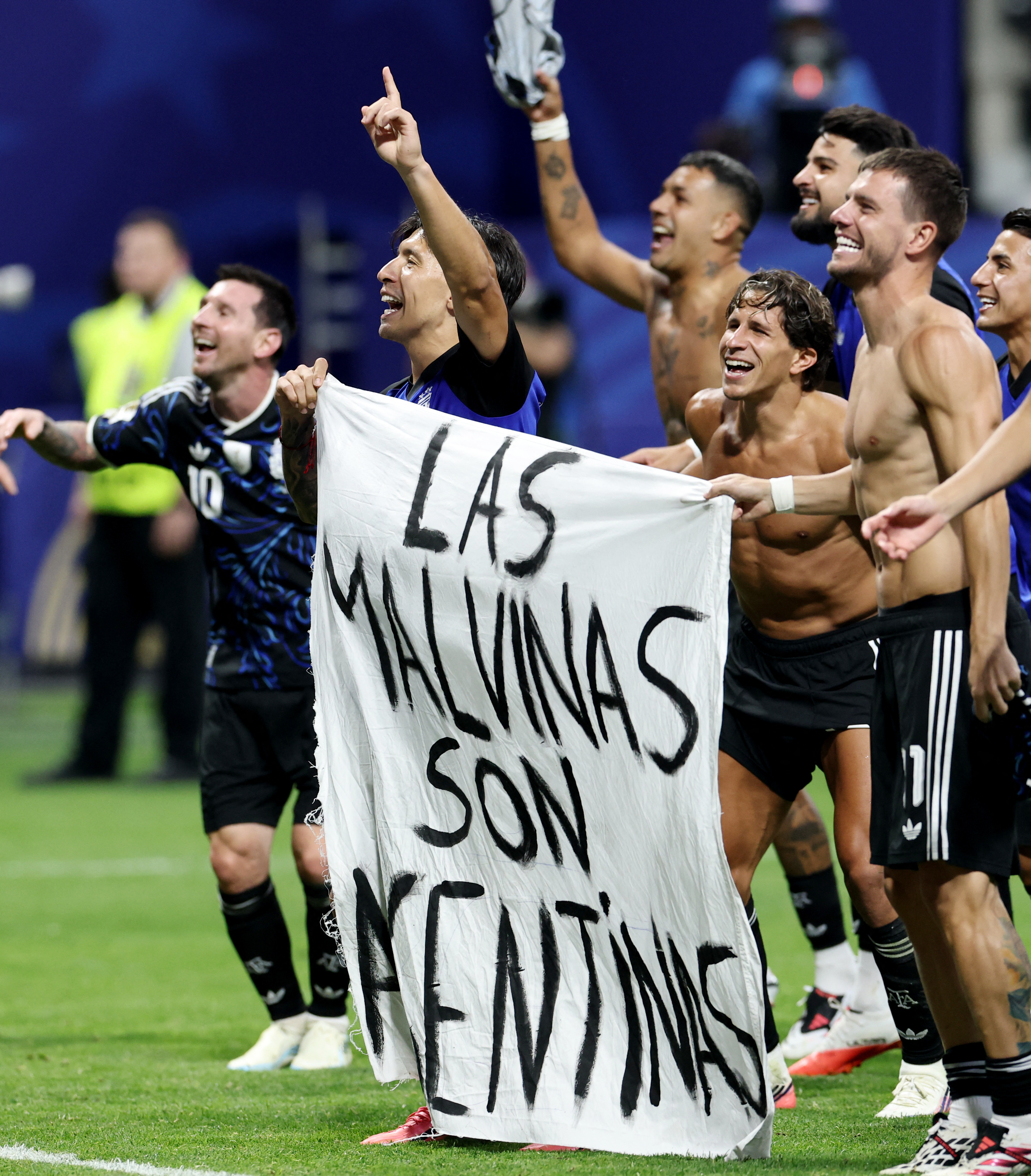 "Puede que el Mundial no sea nuestro, pero las islas Malvinas sin duda lo son": la respuesta de Inglaterra a la bandera de la Selecci&oacute;n