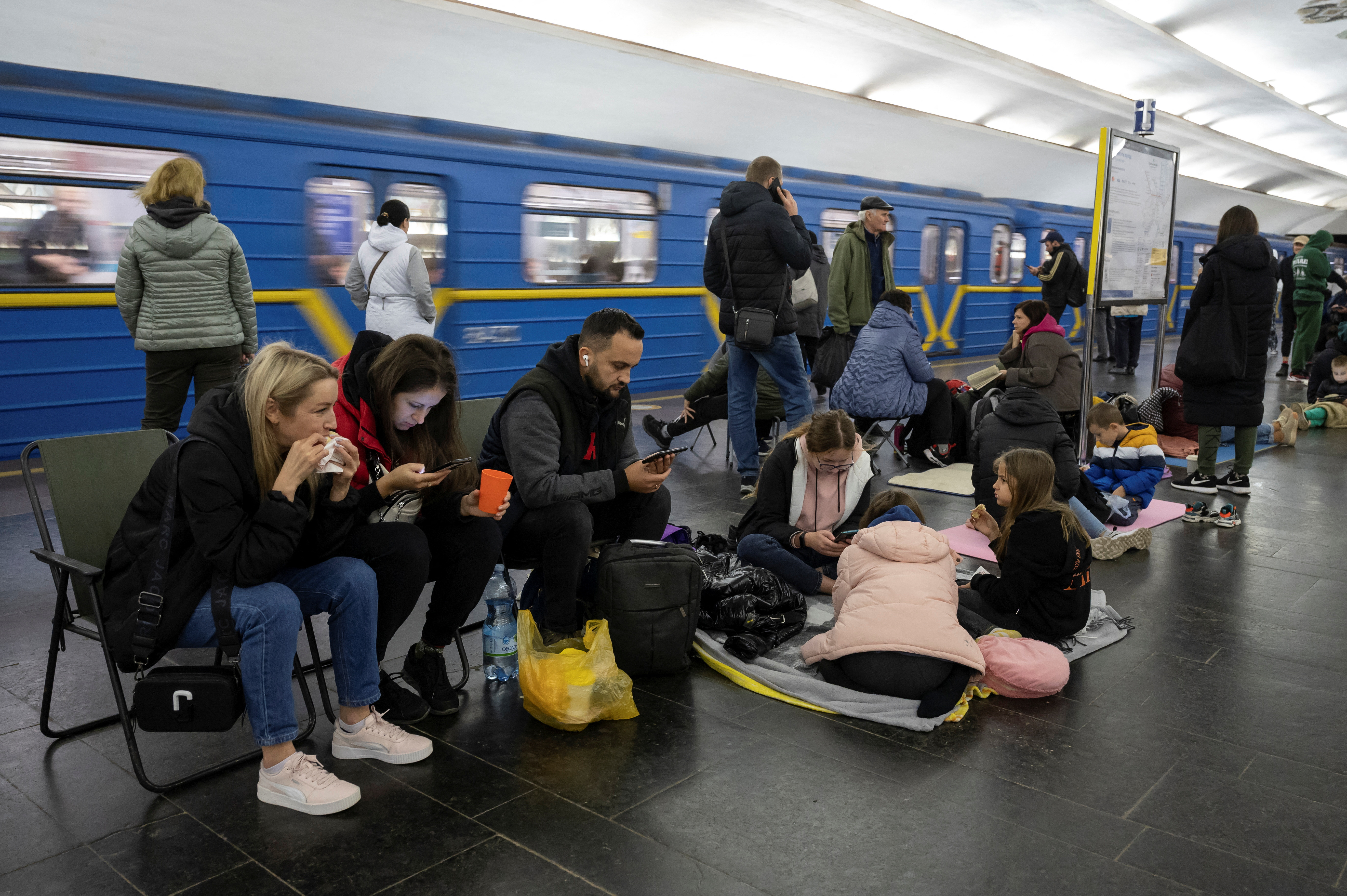 En Kiev, las sirenas sonaron y la población acudió a los refugios subterráneos (REUTERS/Viacheslav Ratynskyi)