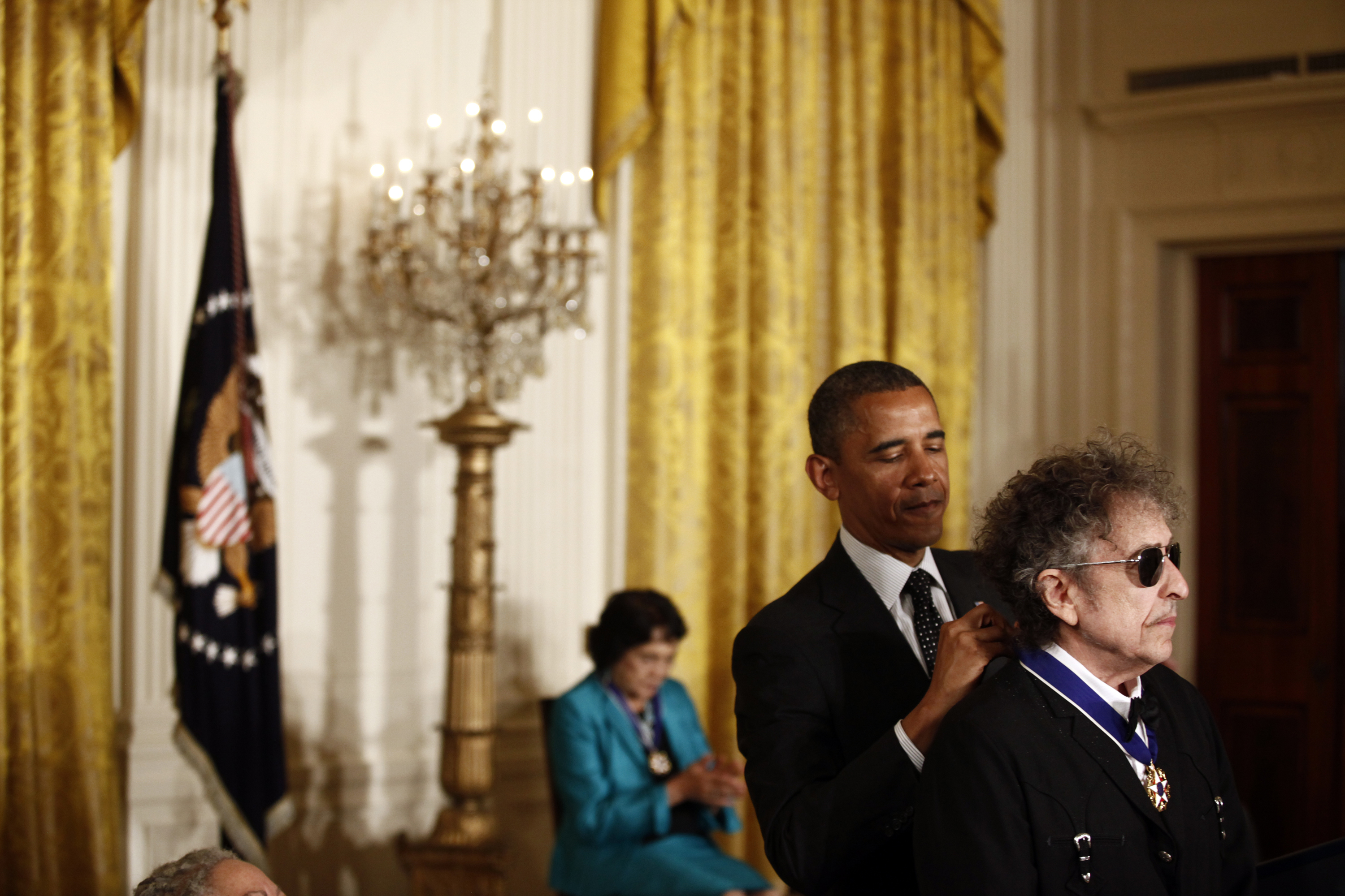 El ex presidente de EE.UU., Barack Obama, otorga a Bob Dylan la Medalla Presidencial de la Libertad en la Casa Blanca en Washington el 29 de mayo de 2012 (Luke Sharrett/The New York Times)