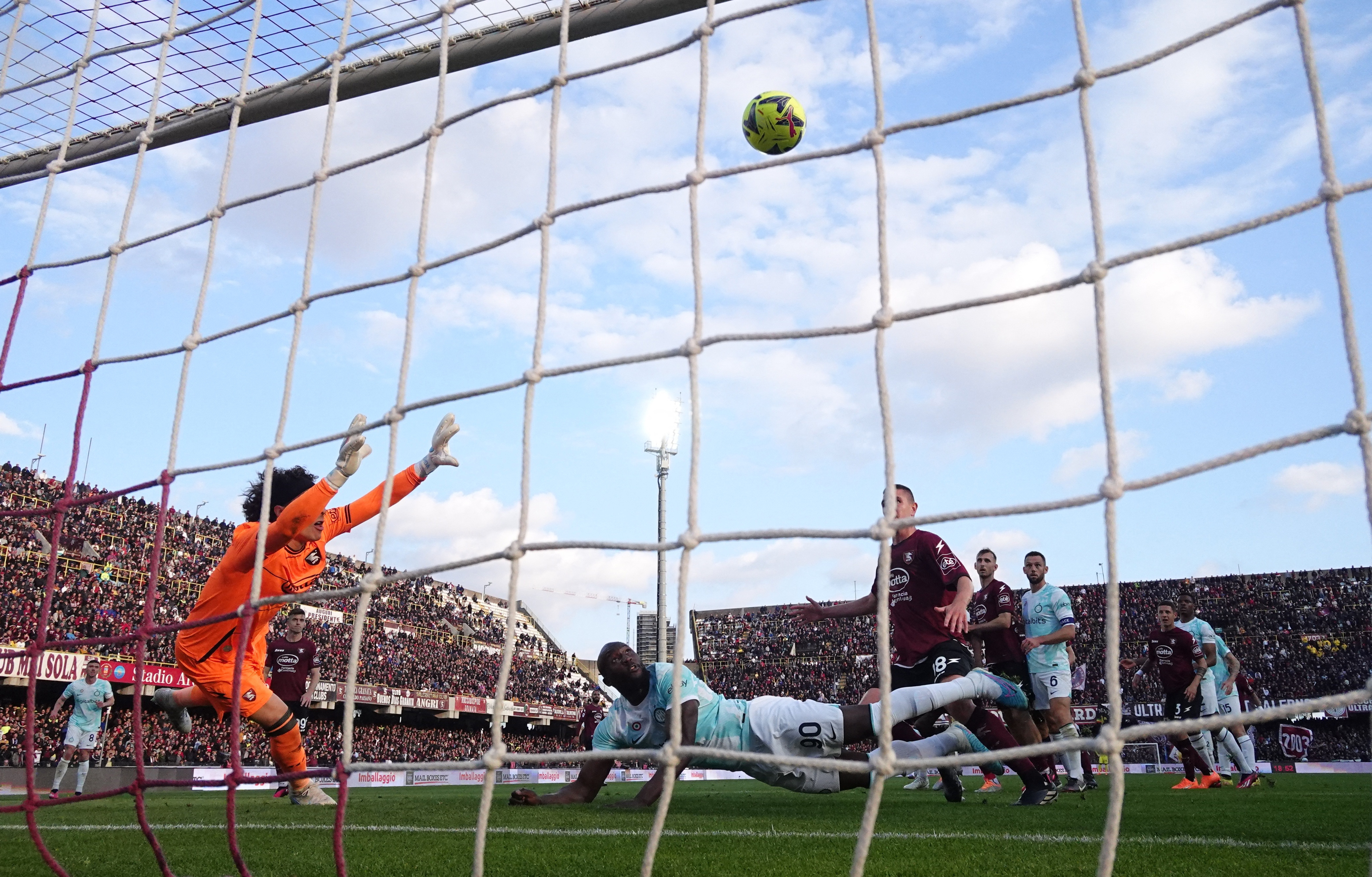 Soccer Football - Serie A - Salernitana v Inter Milan - Stadio Arechi, Salerno, Italy - April 7, 2023 Inter Milan's Romelu Lukaku in action with Salernitana's Guillermo Ochoa REUTERS/Alberto Lingria
