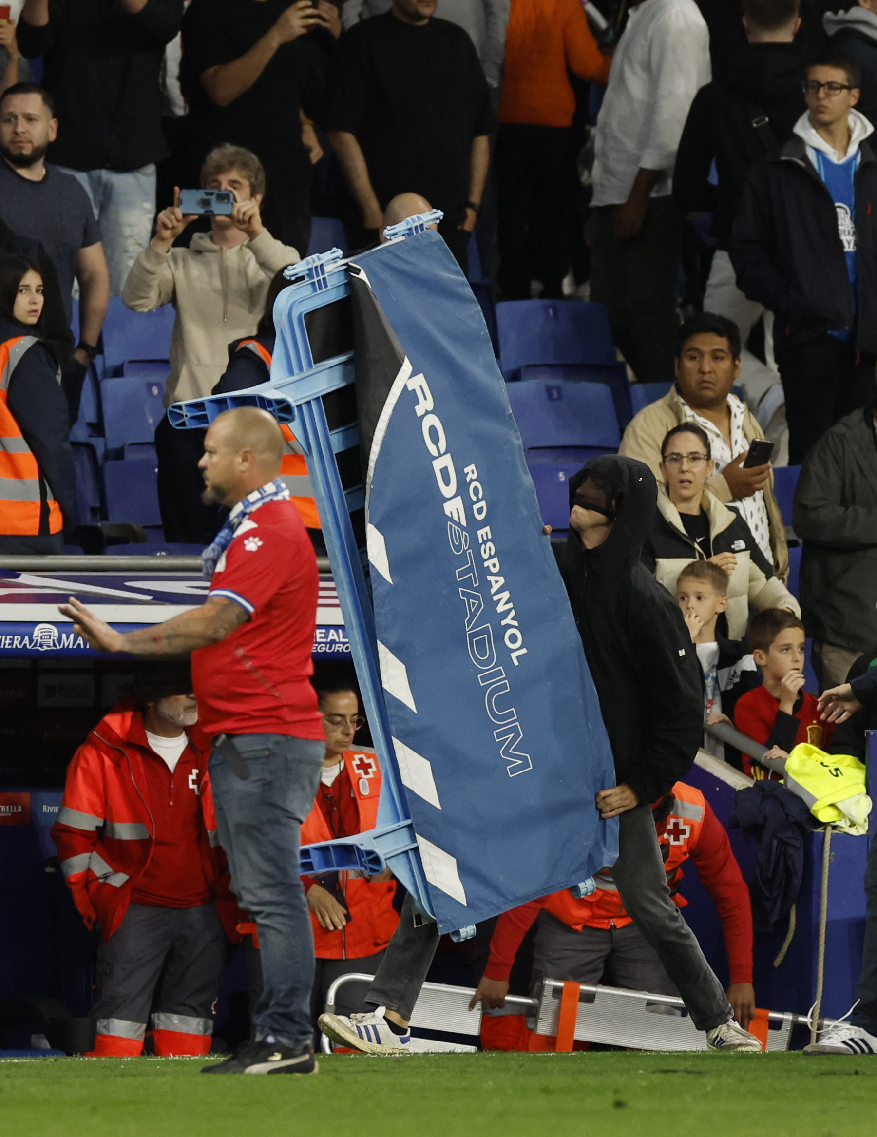 Espanyol se expone a sanciones que van de una multa a la clausura del estadio (REUTERS/Albert Gea)