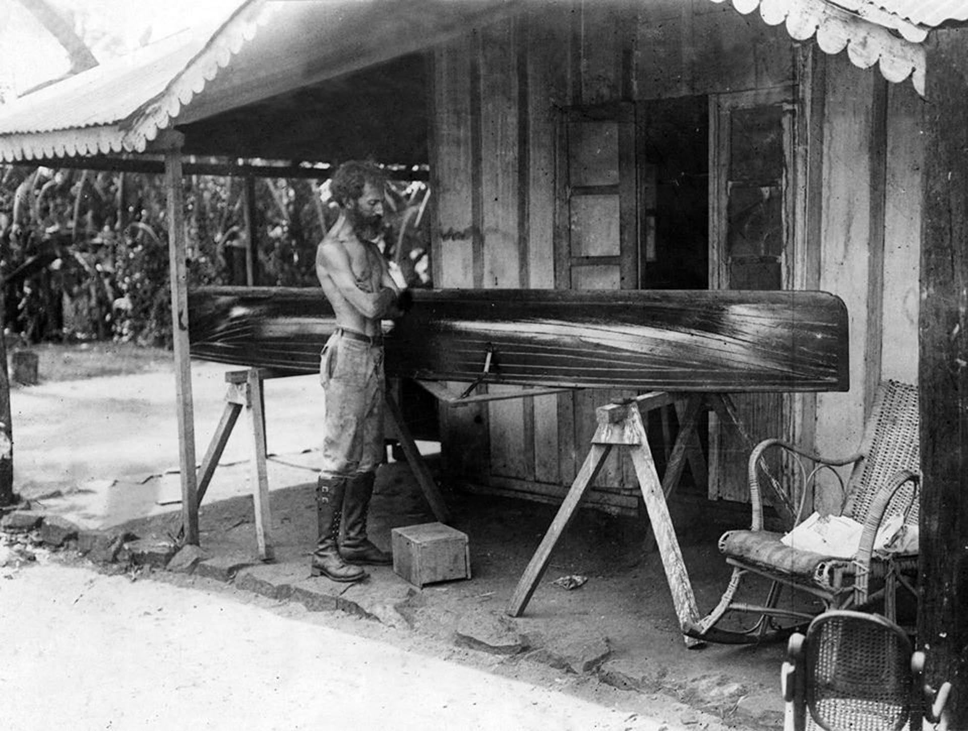 En su taller, construyendo una canoa. La selva misionera fue fuente de inspiración de mucha de su obra. 