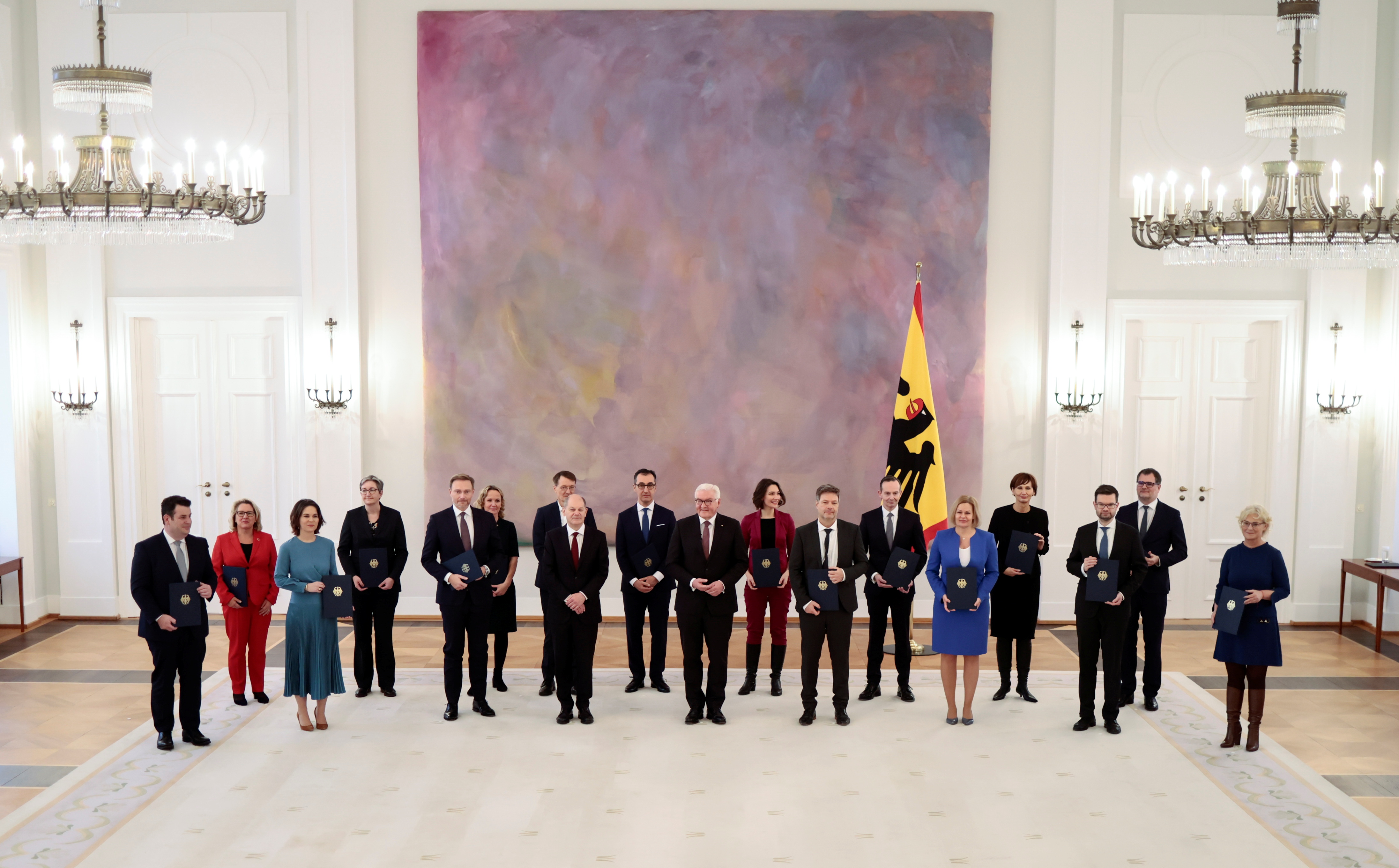 Olaf Scholz junto al presidente alemán Frank-Walter Steinmeier y a los ministros del nuevo gobierno (REUTERS/Hannibal Hanschke)