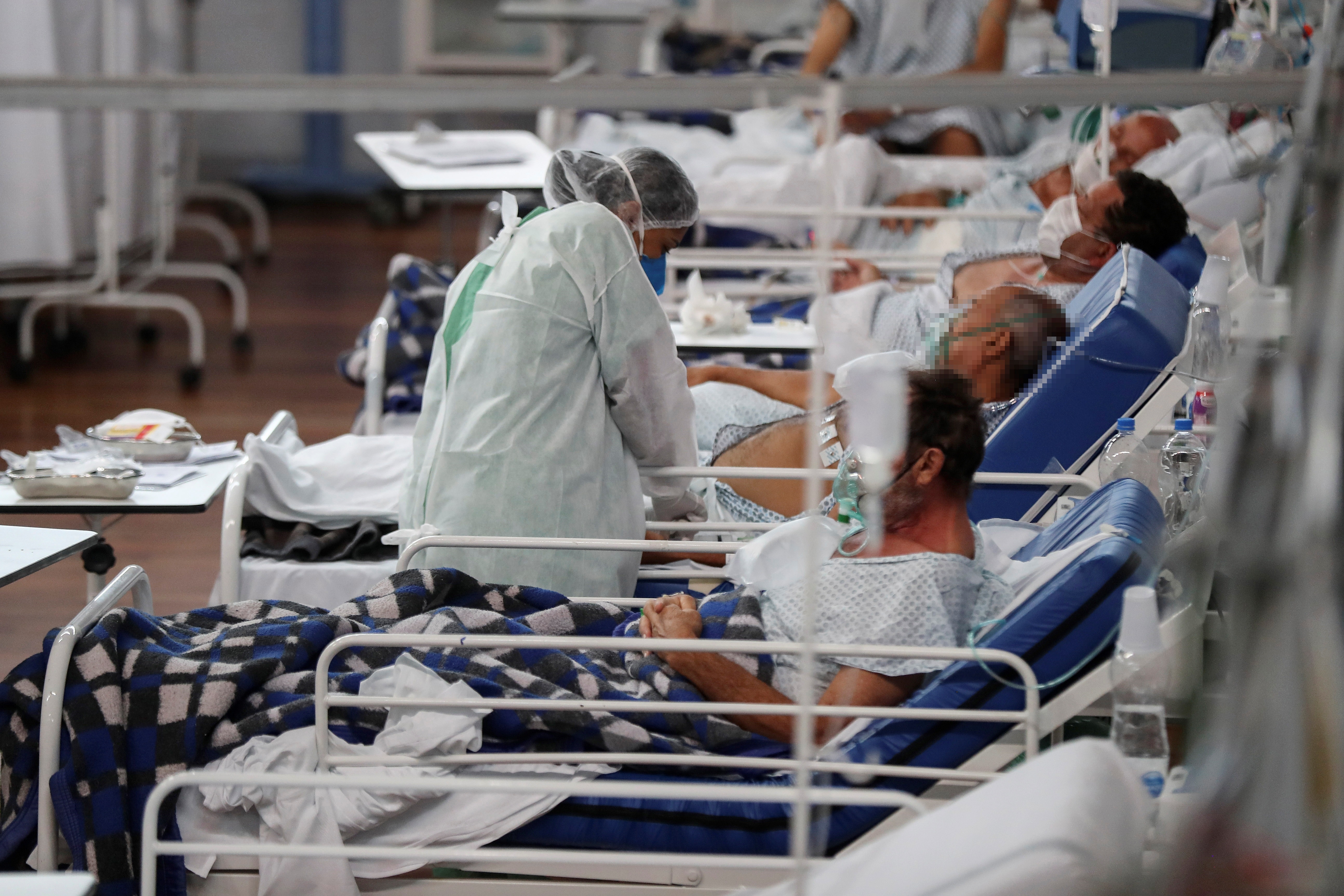 Una trabajadora de la salud atiende a pacientes con la covid-19, en el Hospital Municipal de Campaña Pedro Dell Antonia, el 15 de abril de 2021 en la ciudad de Santo André, en el estado de Sao Paulo (Brasil) (EFE/ Sebastiao Moreira/Archivo)
