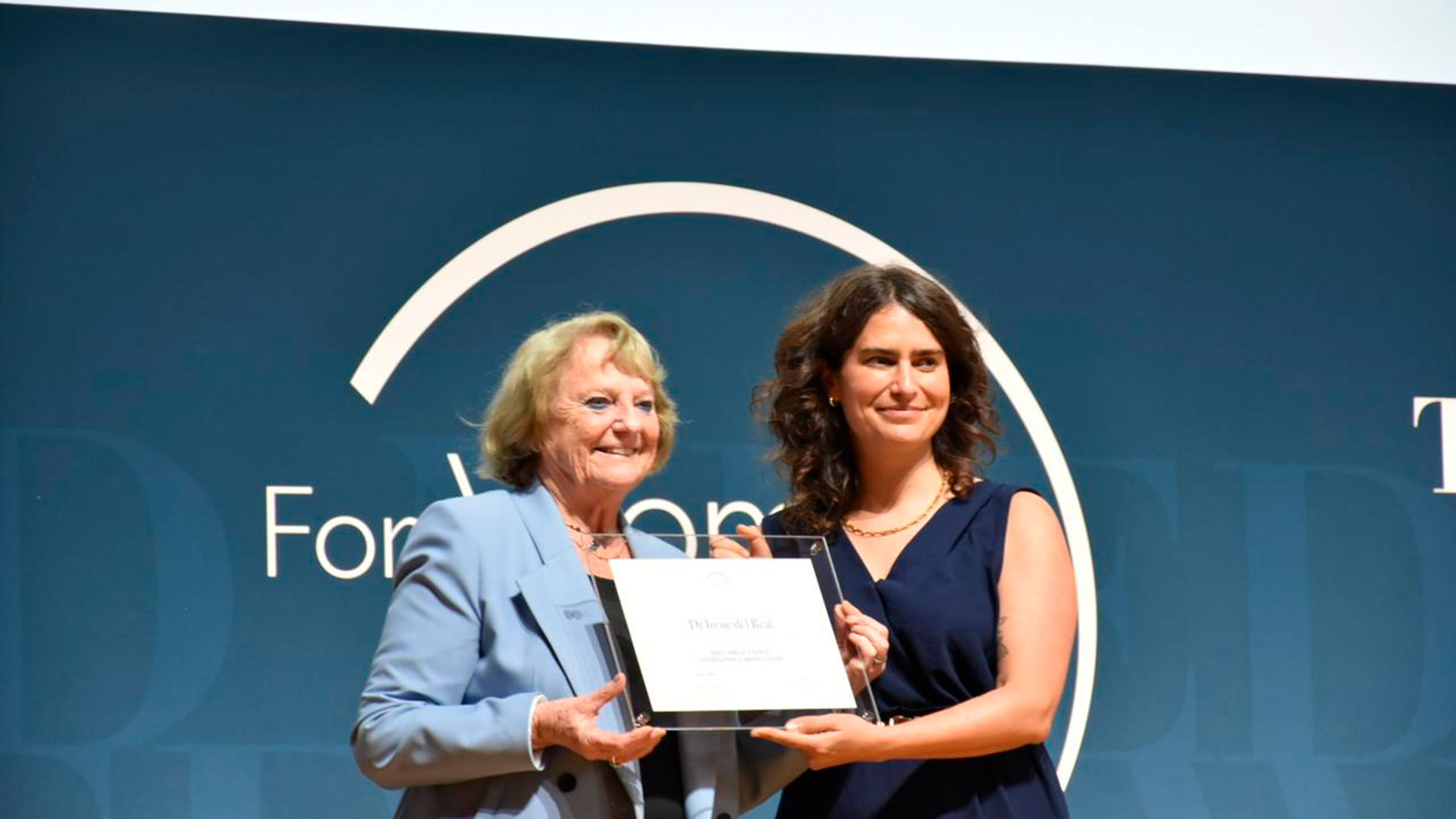 La científica chilena Irene del Real recibe orgullosa el galardón de manos de su coterránea Gloria Montenegro, quien integra el jurado del premio L´Óreal-Unesco, en la categoría emergentes