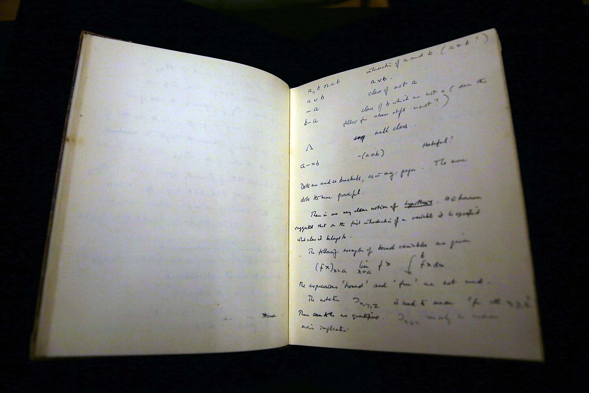 Un cuaderno del matemático Alan Turing que también fue subastado.  (Photo by Spencer Platt/Getty Images)