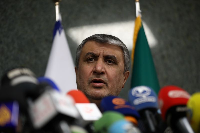 El jefe de la Organización de Energía Atómica de Irán, Mohammad Eslami, durante una conferencia de prensa con el director general del Organismo Internacional de Energía Atómica (OIEA), Rafael Mariano Grossi, en Teherán, Irán. 5 de marzo de 2022. WANA (West Asia News Agency) vía REUTERS