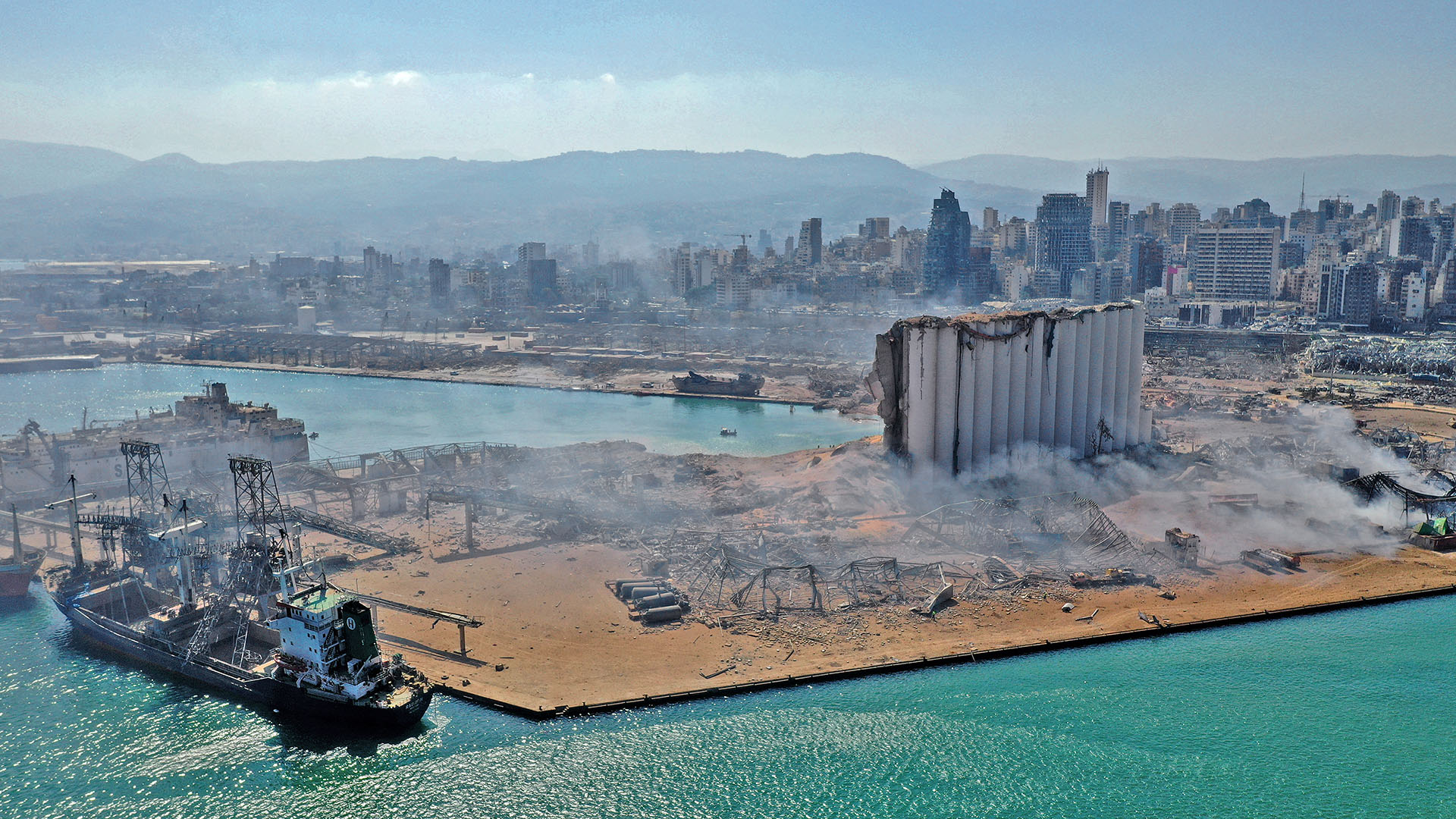 Una vista aérea muestra el inmenso daño hecho a los silos de granos del puerto de Beirut y el área a su alrededor. La explosión mató al menos a 100 personas e hirió a más de 4,000 (Foto por - / AFP)