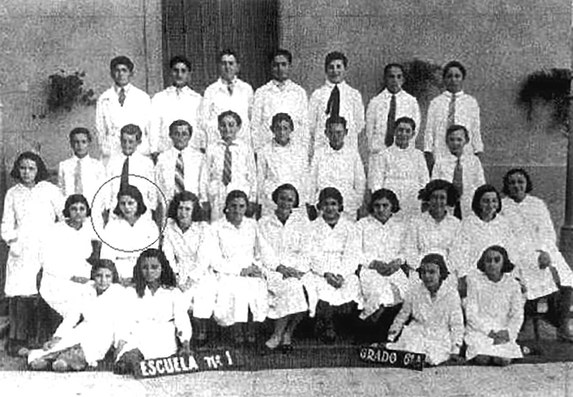 Cursó primero y segundo grado en una escuela de Los Toldos hasta que en 1930 su familia se traslada a Junín en busca del crecimiento profesional. Elisa trabaja en el correo, Blanca como maestra en el Colegio del Sagrado Corazón, Juan en una farmacia y Erminda comenzó a cursar en el Colegio Nacional. Eva fue inscripta en tercer grado en la Escuela Nº 1, Catalina Larralt de Estrugamou. La foto escolar es de su 5.º grado en Junín