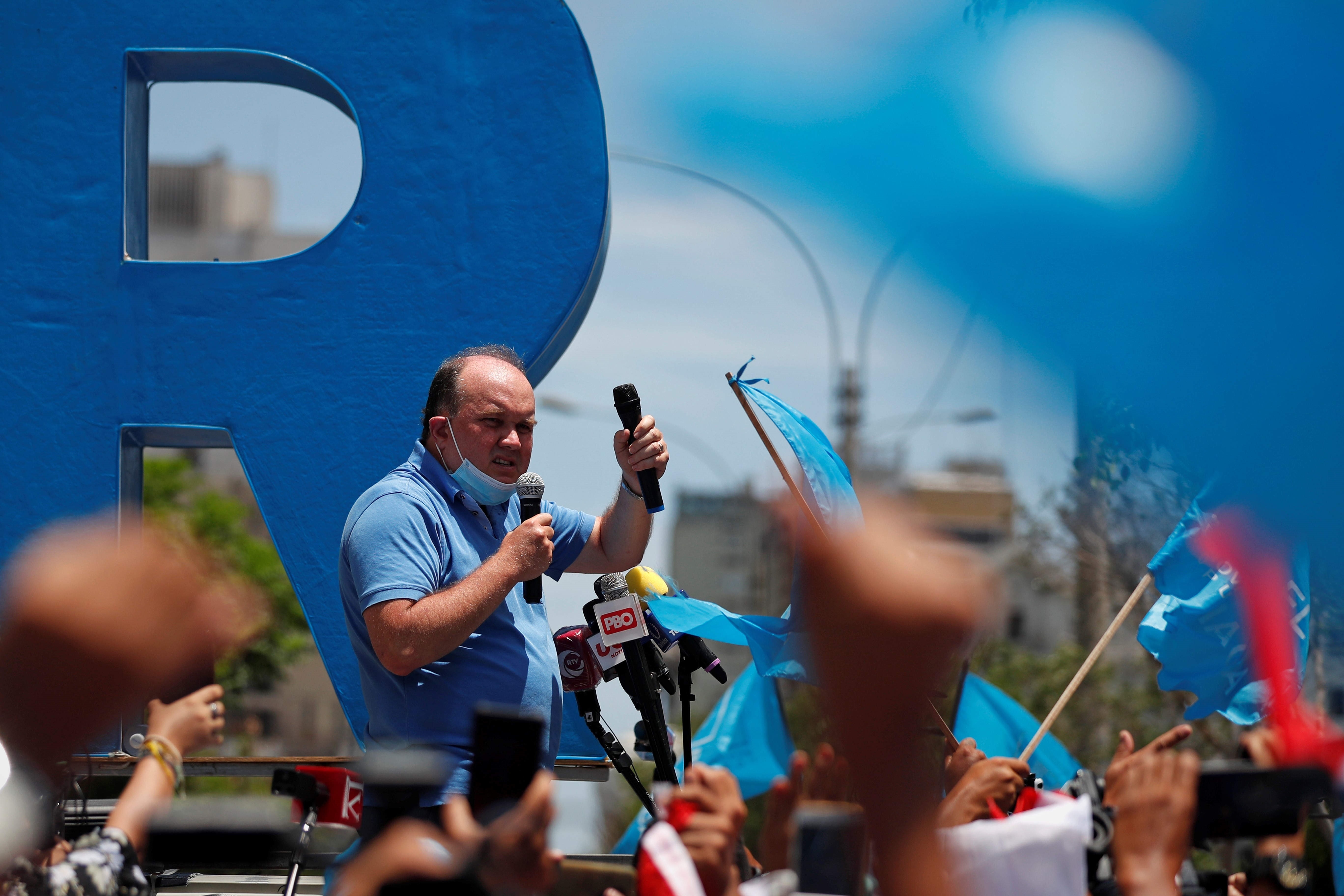 El candidato de extrema derecha Rafael López Aliaga (c). EFE/ Paolo Aguilar/Archivo
