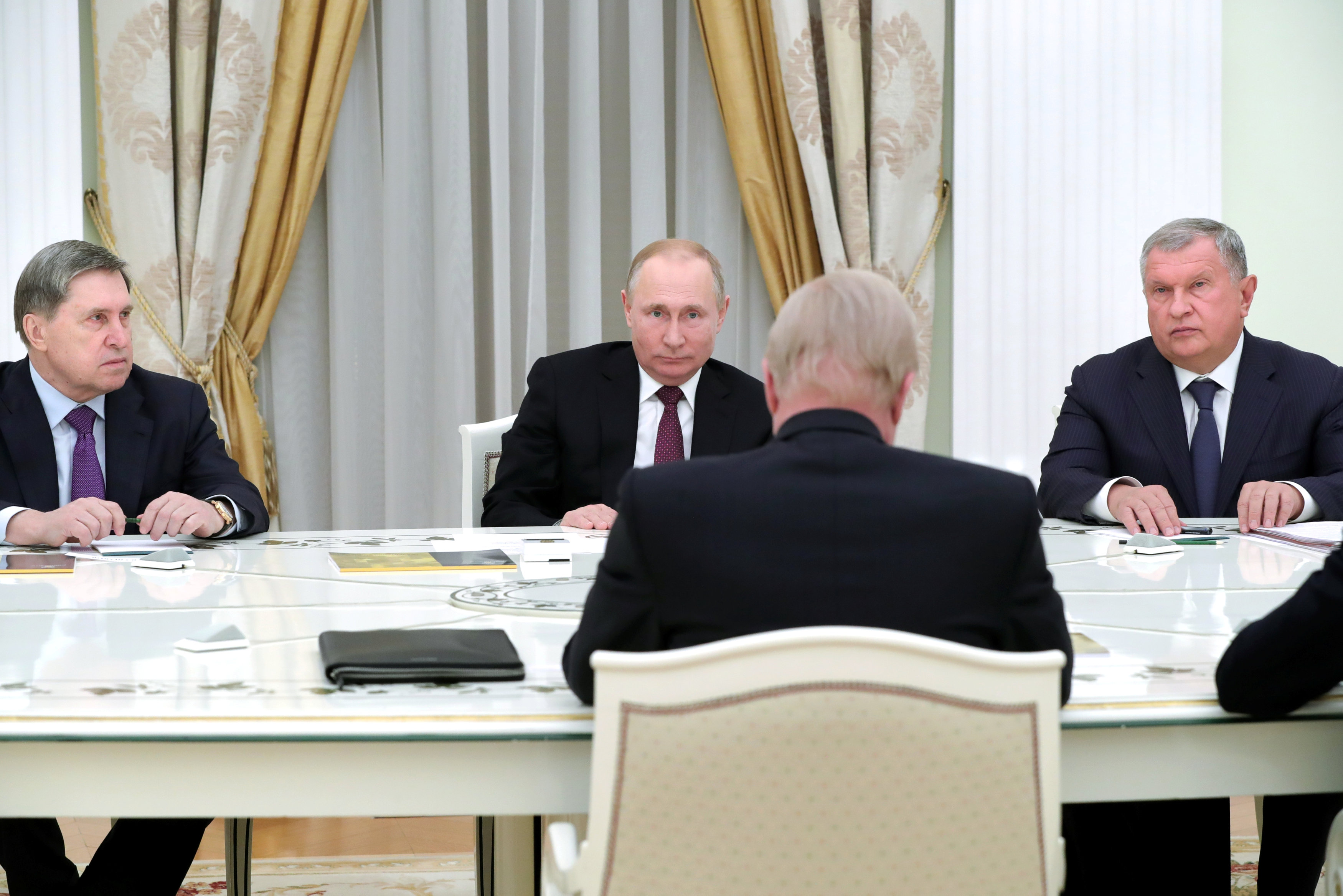 Yuri Ushakov, a la derecha de Putin durante una reunión en el Kremlin (Sputnik/Mikhail Klimentyev/Kremlin via REUTERS)
