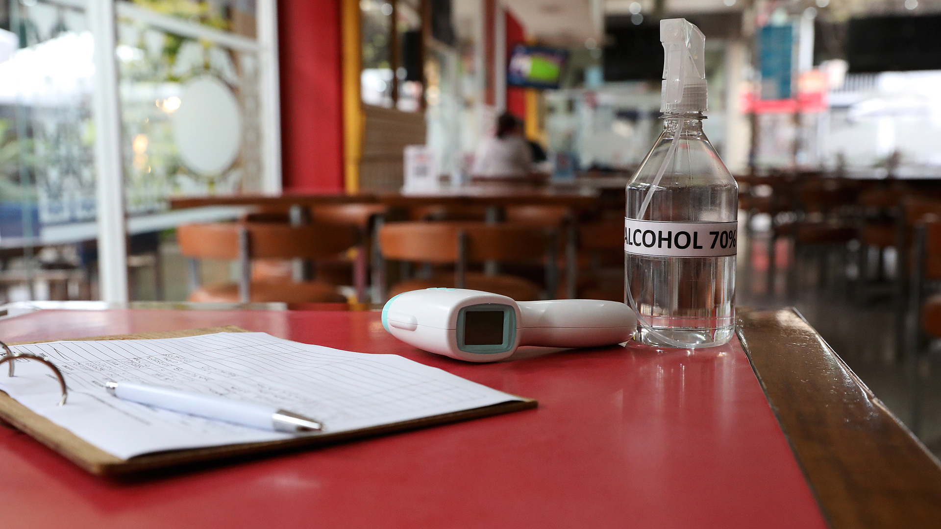 Termómetro láser tipo pistola, alcohol para desinfectar y una planilla de registro de clientes: el nuevo kit de ingreso que deben tener a mano los dueños de los bares y restaurantes