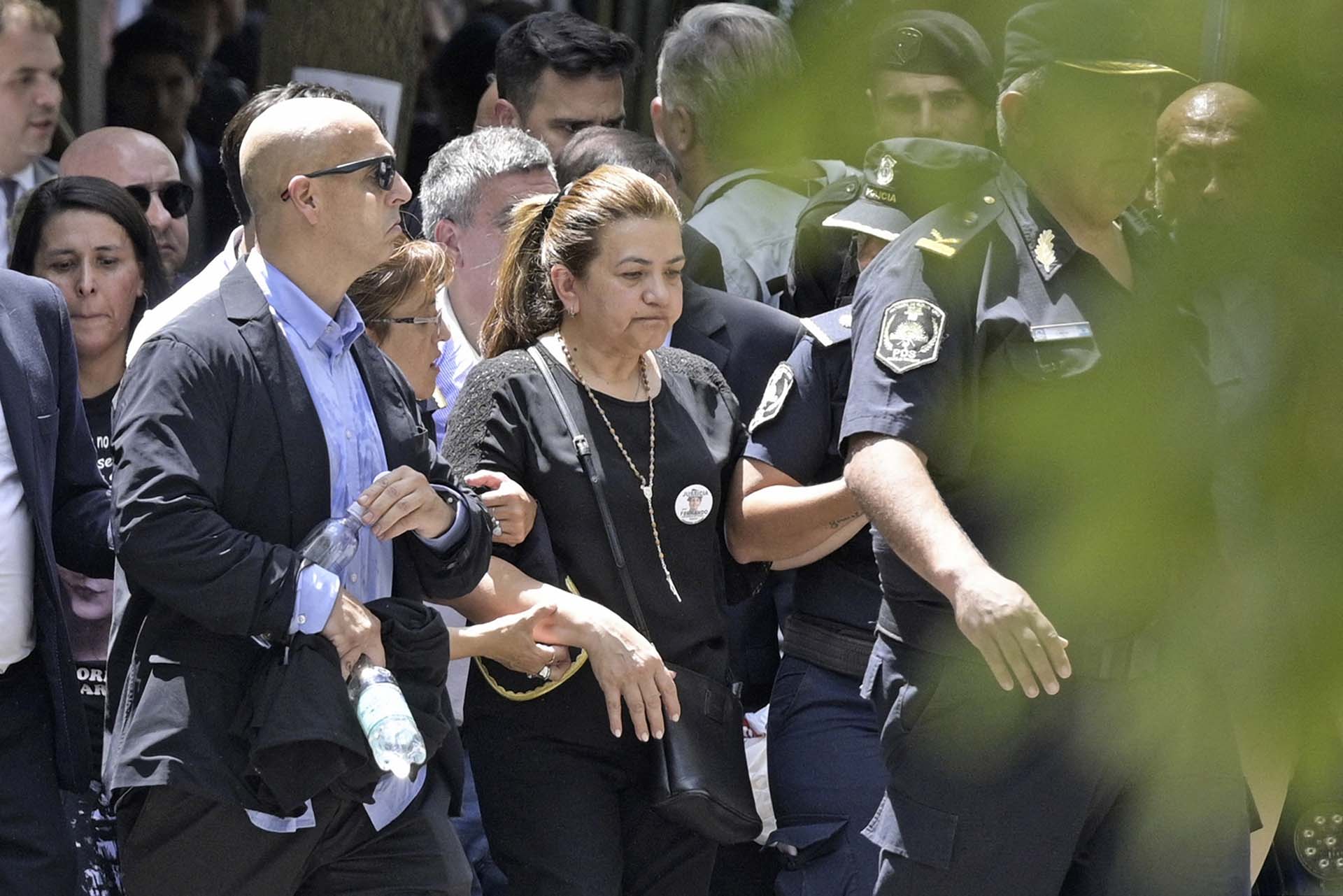 La madre de Fernando ingresó custodiada al tribunal (AFP)