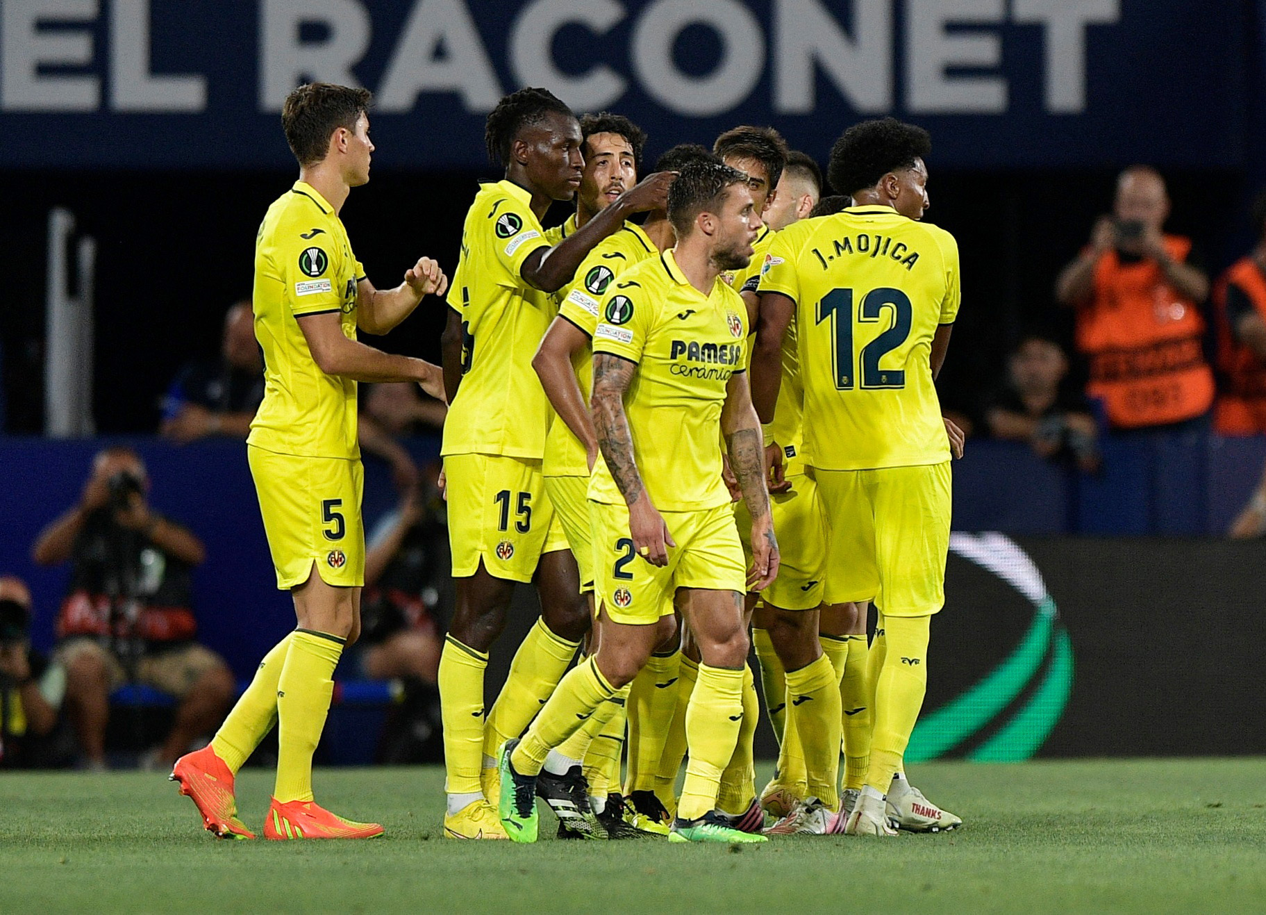 Los jugadores del Villarreal celebran la victoria del equipo en la primera jornada de la Conference League junto a Johan Mojica.  REUTERS/Pablo Morano.