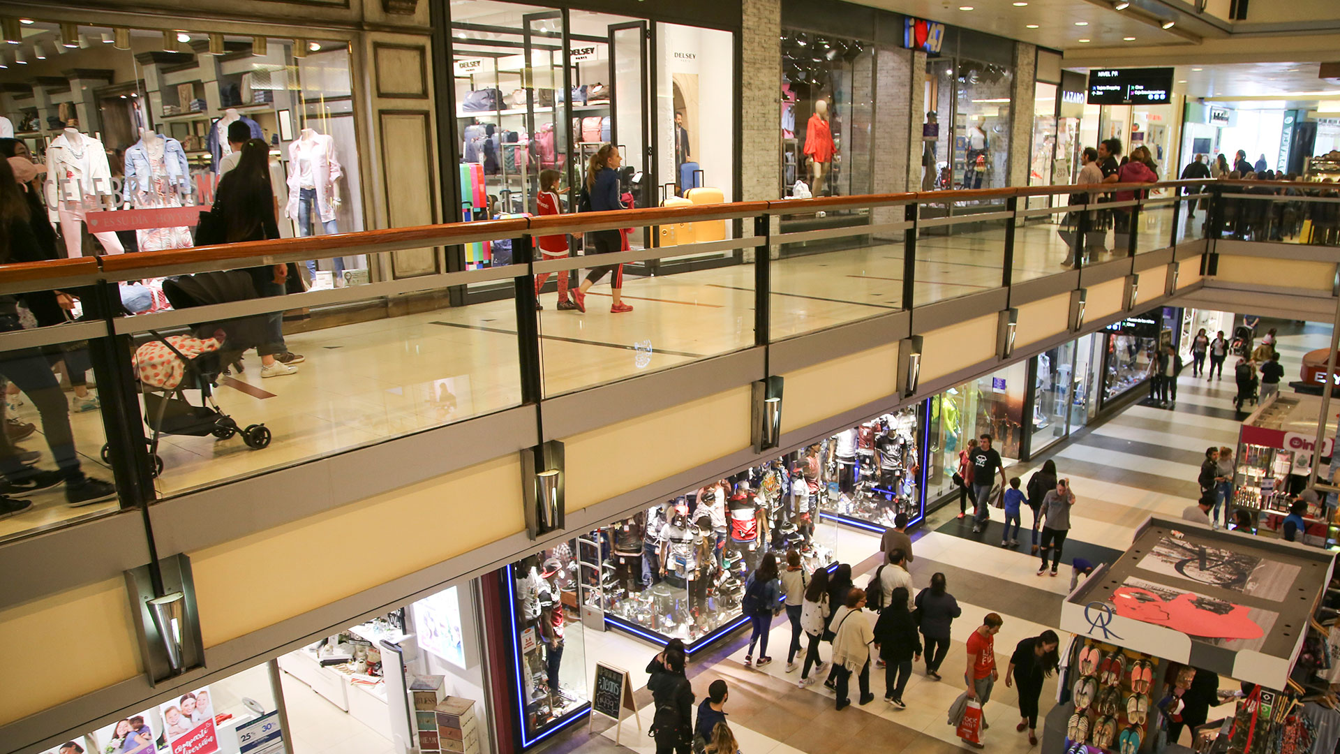 zzzznacp2NOTICIAS ARGENTINAS BAIRES, DICIEMBRE 21: Las ventas en los centros de compras o shoppings crecieron 4,9% en octubre en forma interanual y en los supermercados bajaron un 0,1%, en la misma comparación, según informó hoy el INDEC.   FOTO: ARCHIVO NAzzzz