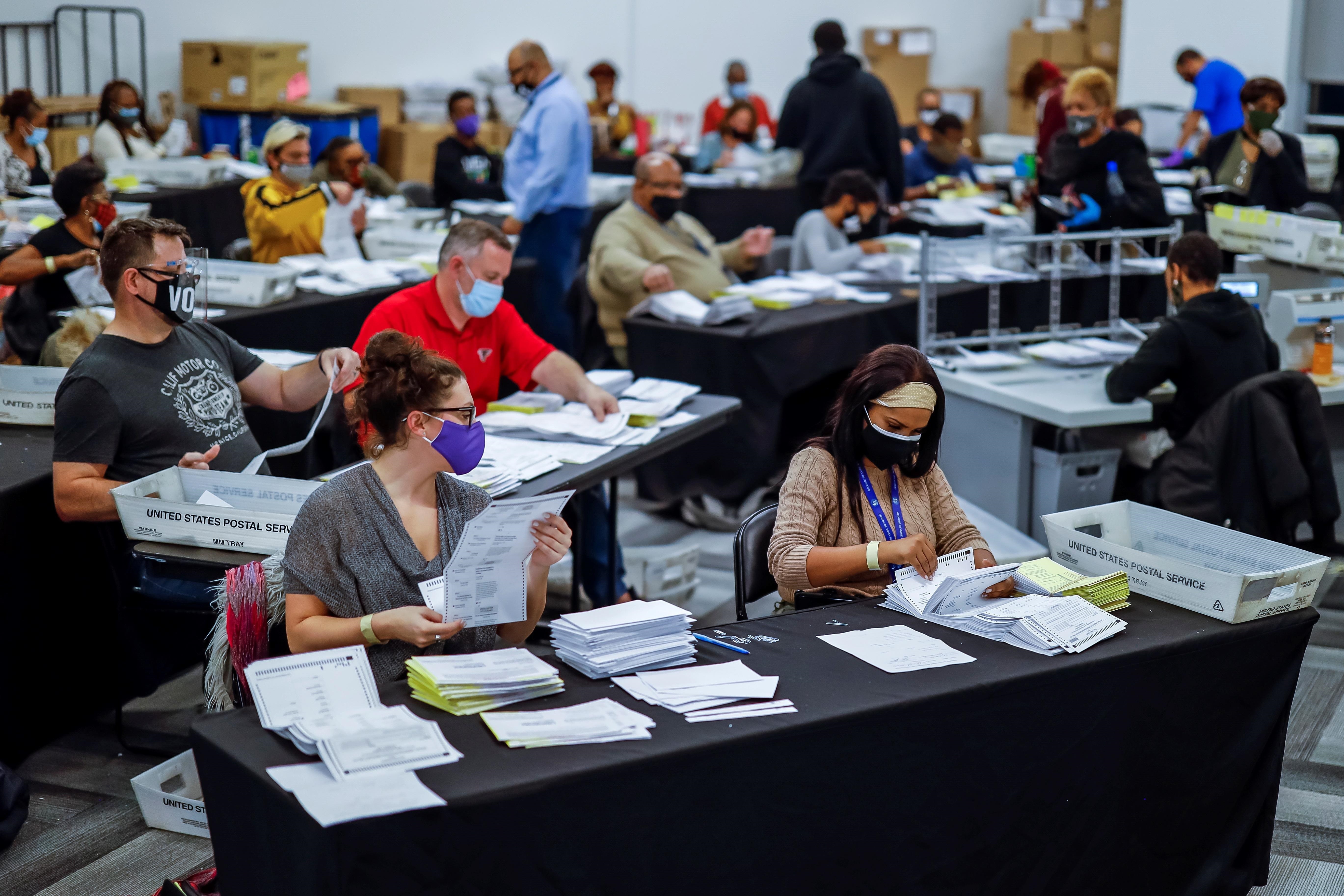 Las papeletas de voto ausente son procesadas y verificadas por el Departamento de Elecciones y Registro del Condado de Fulton en el State Farm Arena de Atlanta, Georgia, el 5 de noviembre de 2020. EFE/ERIK S. LESSER
