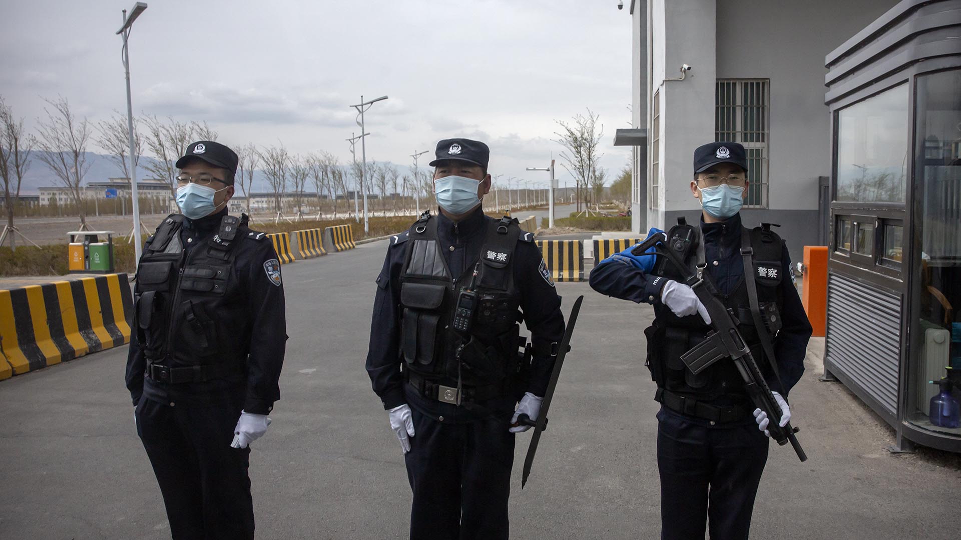 Petugas polisi China menjaga pusat penahanan di Xinjiang.  (Foto AP/Mark Schiefelbein, File)