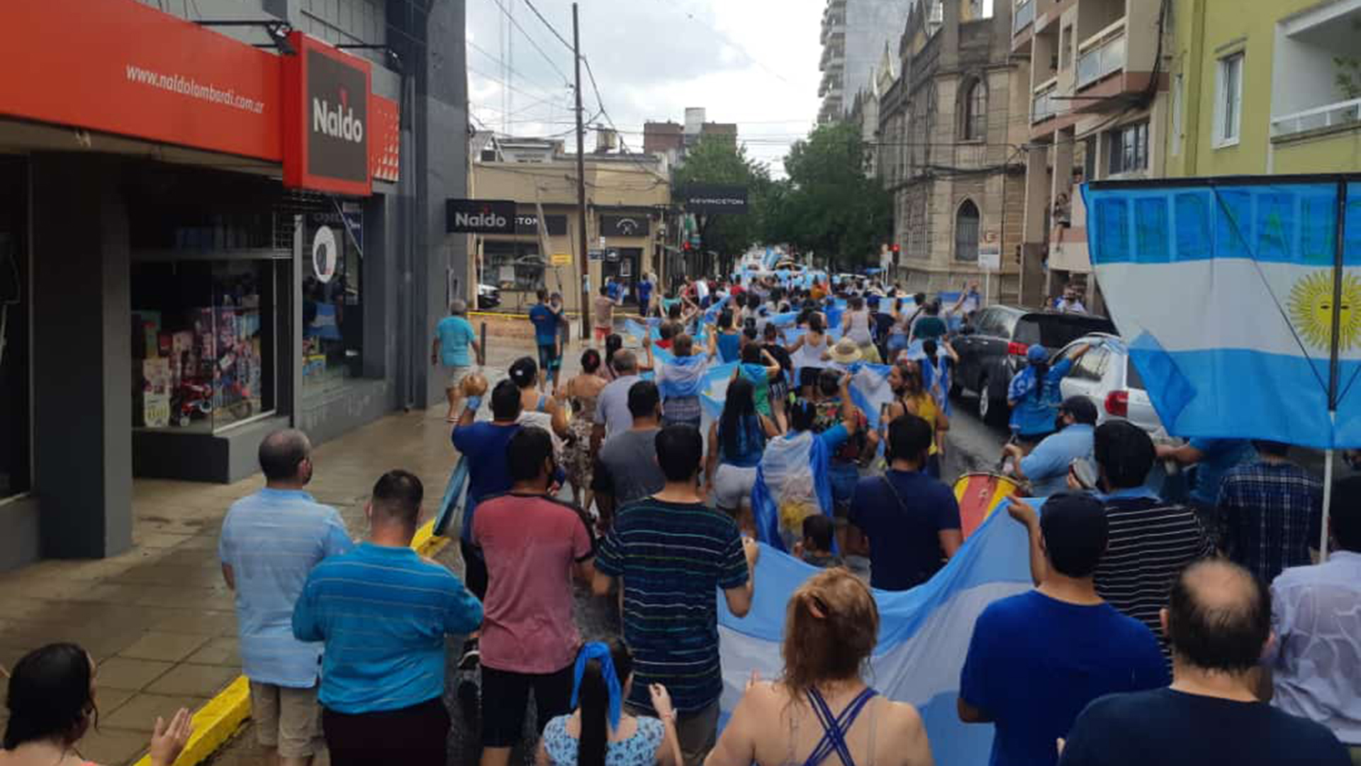 Adultos, jóvenes y chicos flamenado la bandera argentina hicieron oír su postura pro-vida