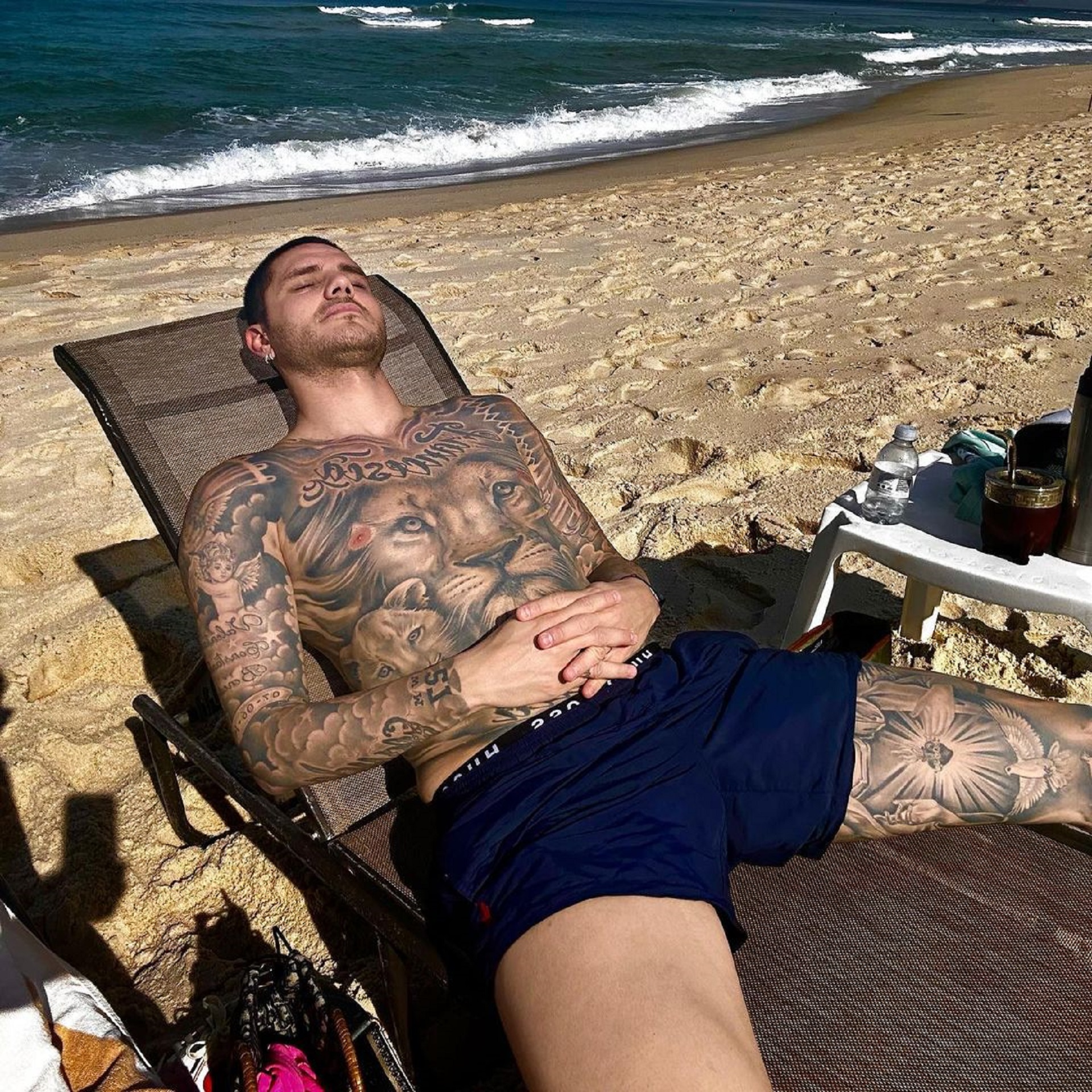 Mauro Icardi tomando sol en la playa de Río de Janeiro