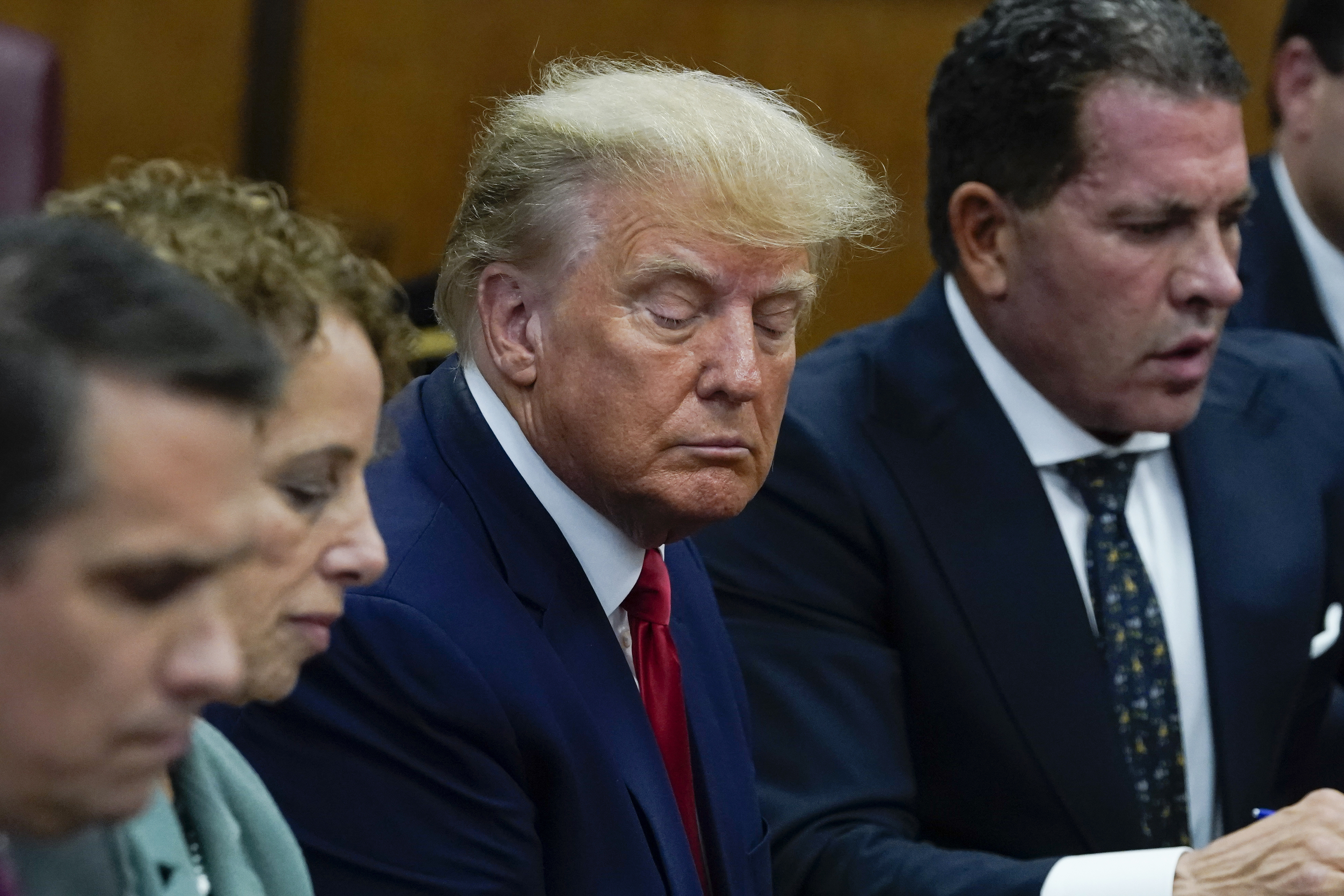El expresidente Donald Trump durante su audiencia en el tribunal de Manhattan, Nueva York, el martes 4 de abril de 2023. (Timothy A. Clary/Pool Photo via AP)