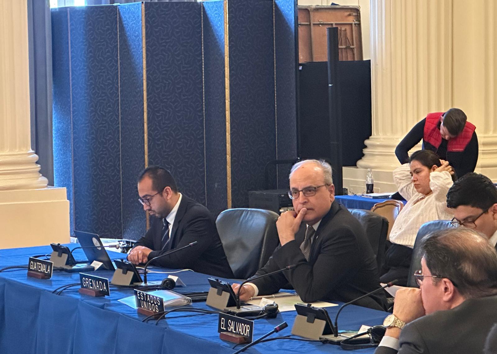Frank Mora, representante de Estados Unidos ante la OEA, en la sesión extraordinaria del Consejo Permanente de la organización que discute sobre la Carta democrática interamericana. Washington, D.C., 30 de mayo de 2023