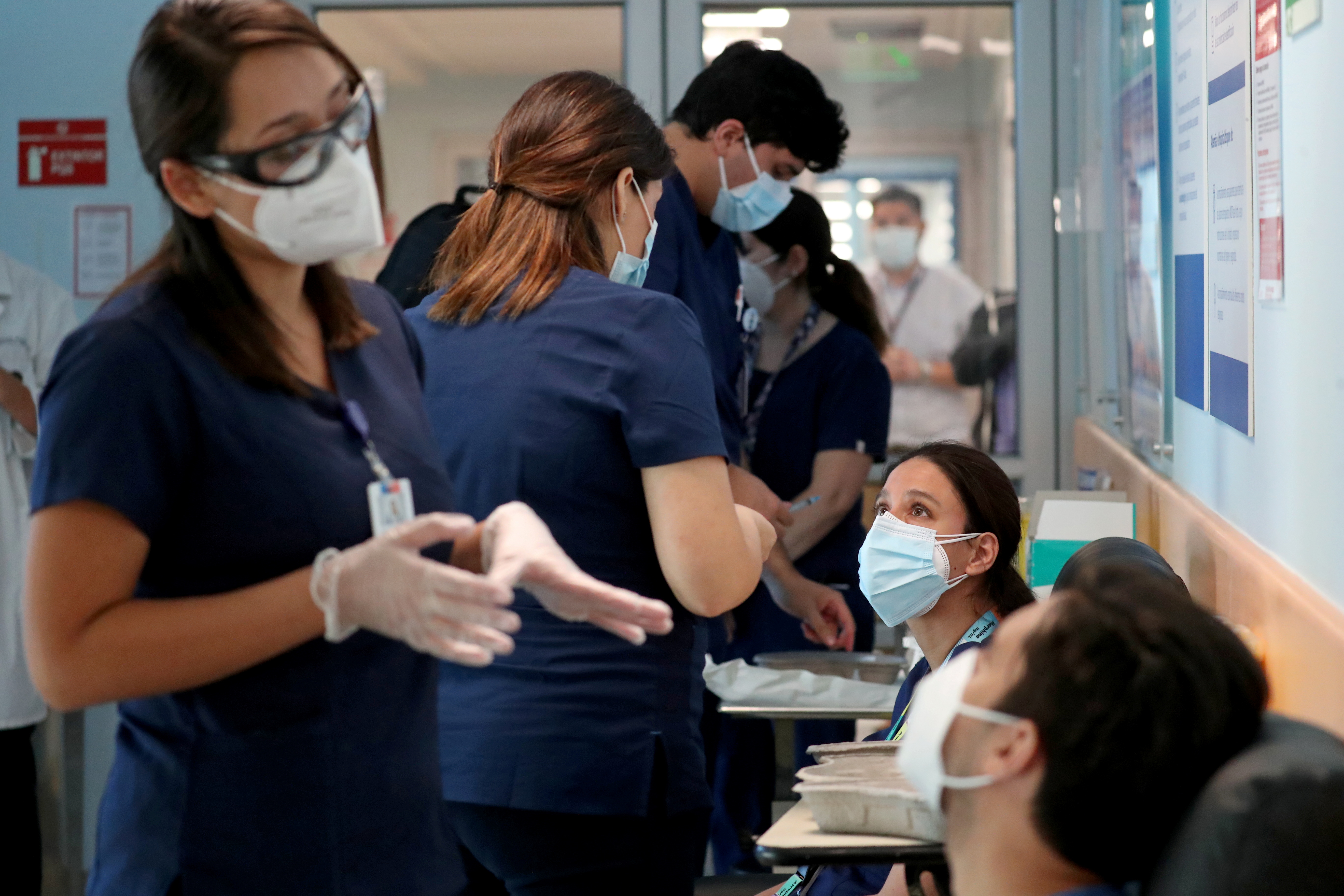 Trabajadores de la salud a la espera de recibir la vacuna de Pfizer en un hospital de Santiago, Chile. REUTERS/Ivan Alvarado