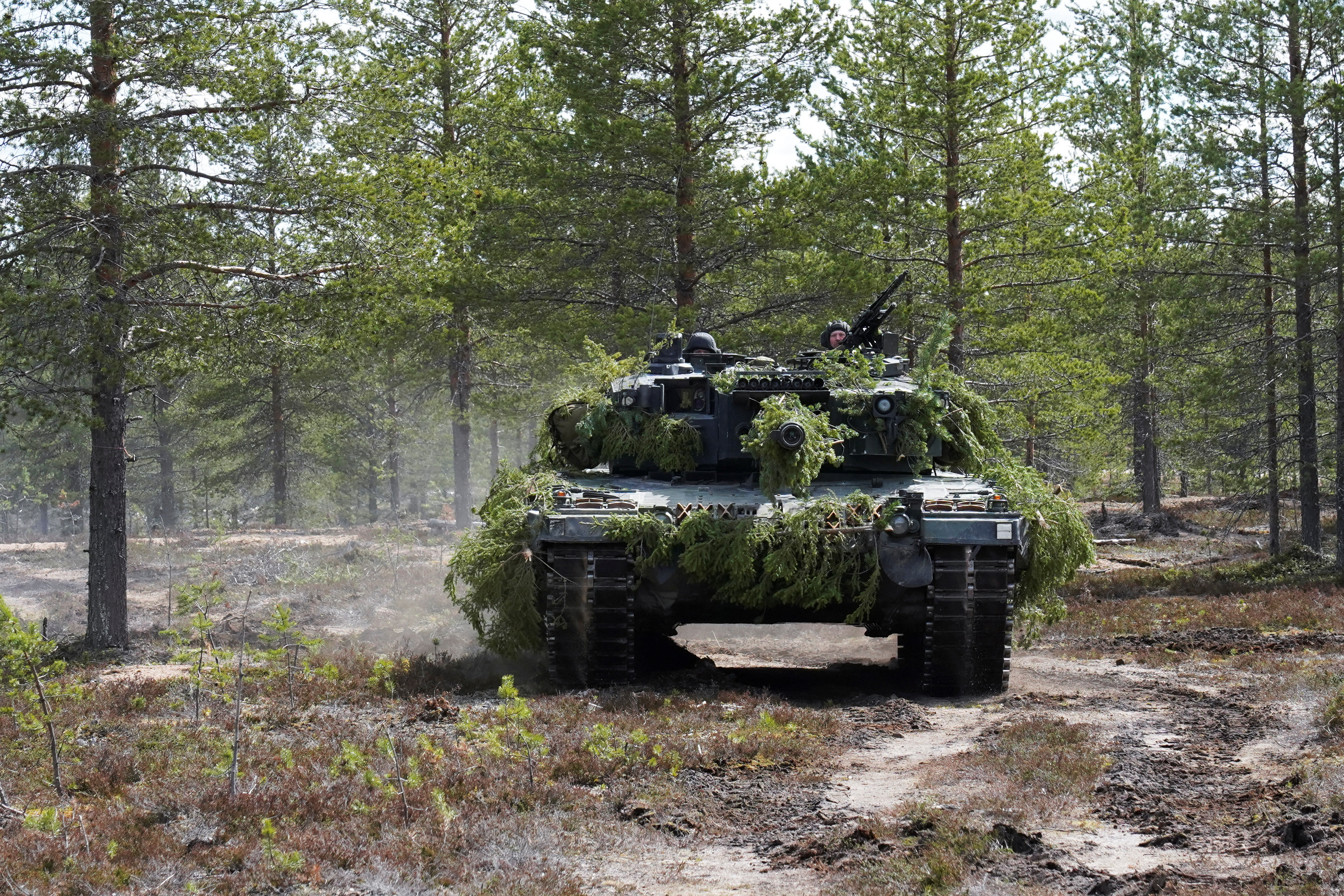 Cómo es la brigada más extraña de Ucrania y por qué Finlandia le donó sus mejores tanques 