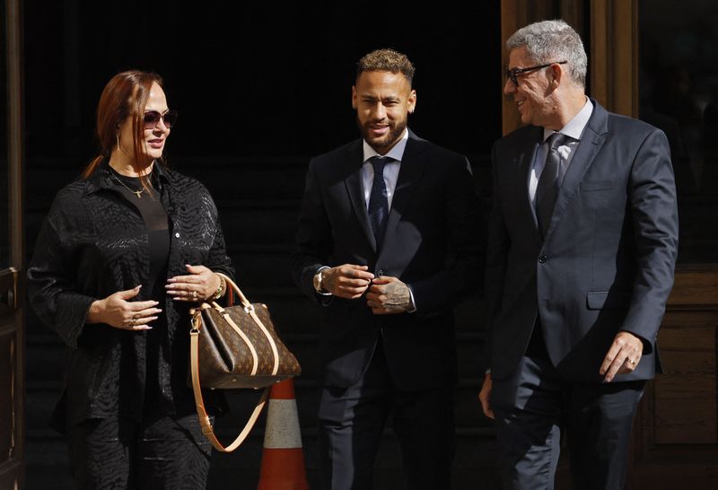 El brasileño Neymar sale del juzgado con su madre, Nadine Goncalves y un miembro de su equipo de abogados (Foto: Reuters)