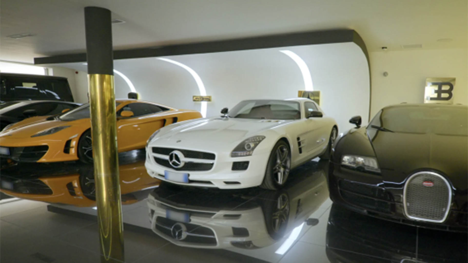 El exclusivo garage con algunos de los autos de colección de Cristiano (Captura Netflix)