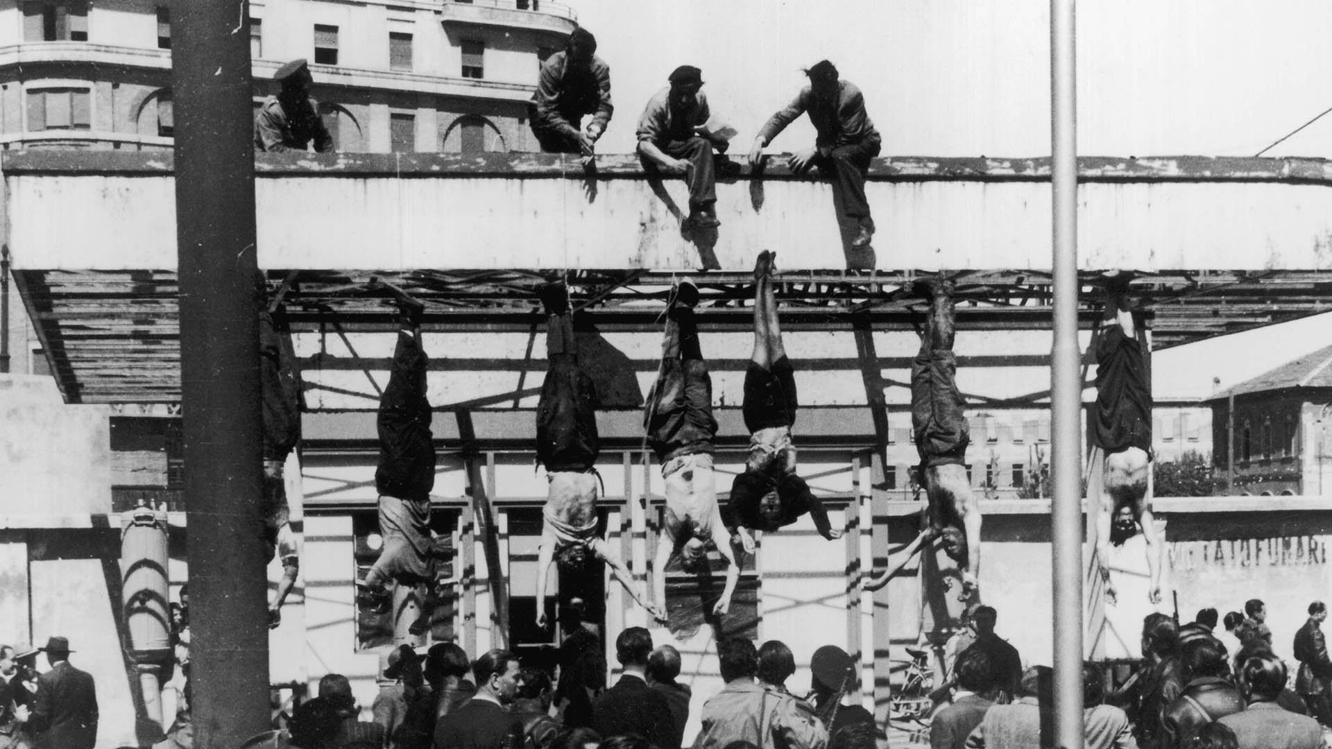 Benito Mussolini y Clara Petracci colgados de un gancho de carnicería un día después de la ejecución. Junto a ellos, los cuerpos de líderes fascistas, Nicola Bombacci, Alessandro Pavolini y Achille Starace  (The Grosby Group)