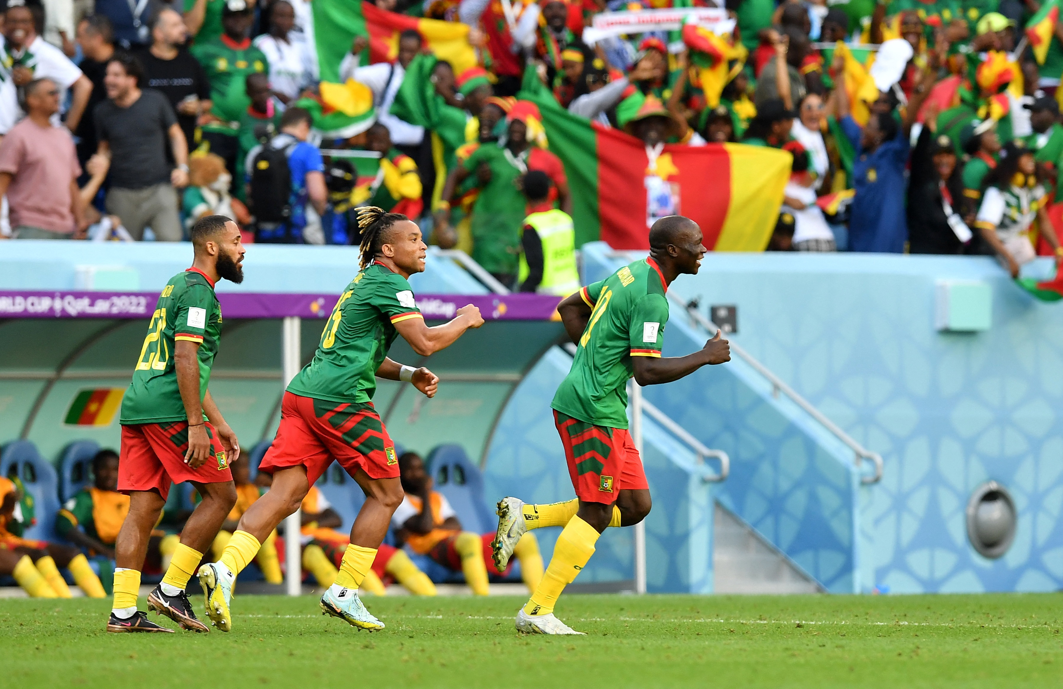 El festejo del gol de Vincent Aboubakar luego de que el VAR corrigiera la decisión del juez (REUTERS/Jennifer Lorenzini)