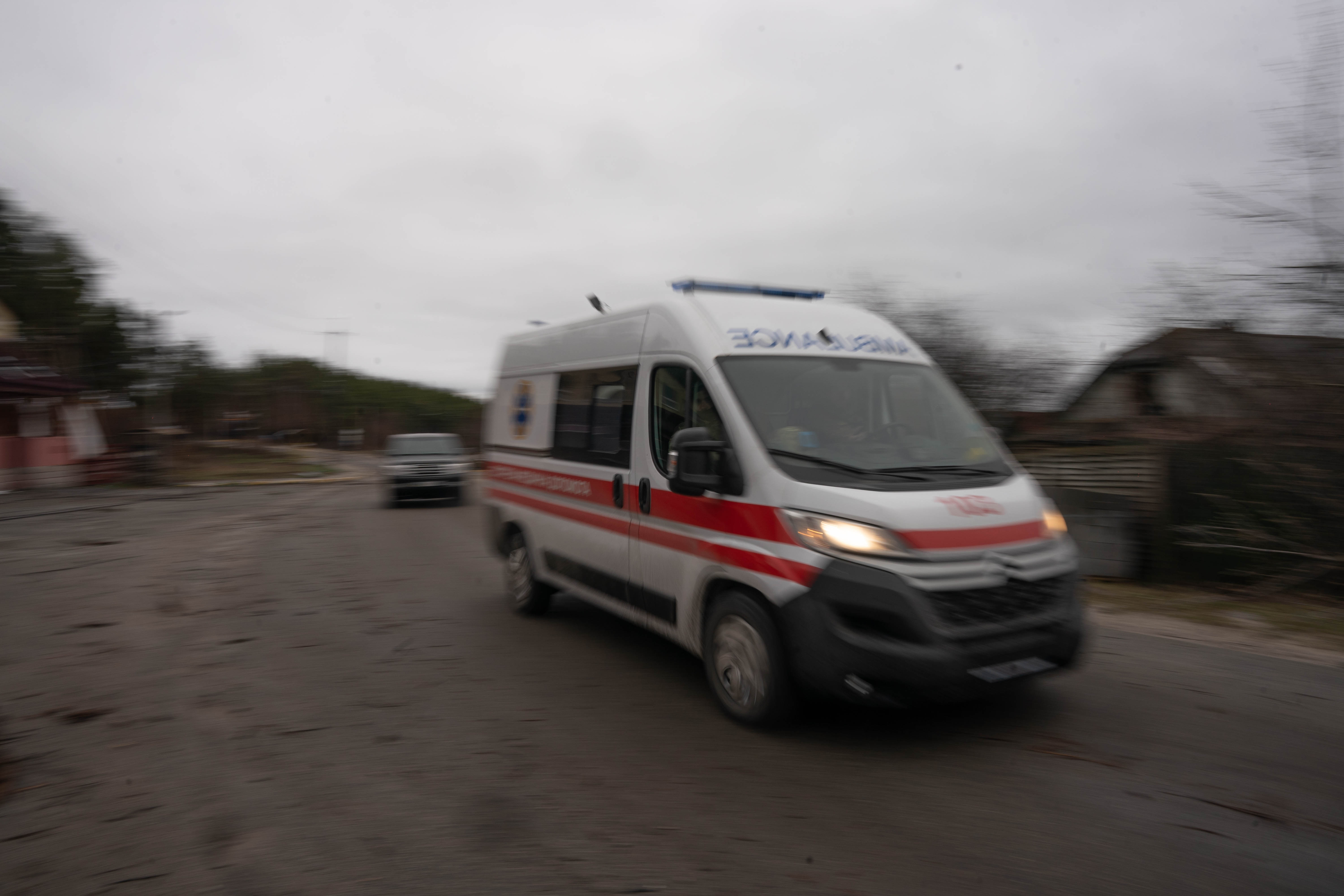 Ambulancias sale a toda velocidad por las calles de Irpin.