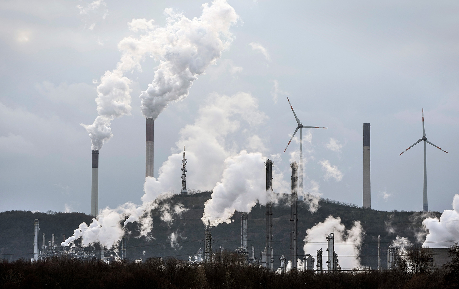 ARCHIVO - El telón de fondo industrial de una refinería de BP y una planta de energía a carbón de Uniper se ve en Gelsenkirchen, Alemania, el 6 de marzo de 2023. (Foto AP/Martin Meissner, archivo) 