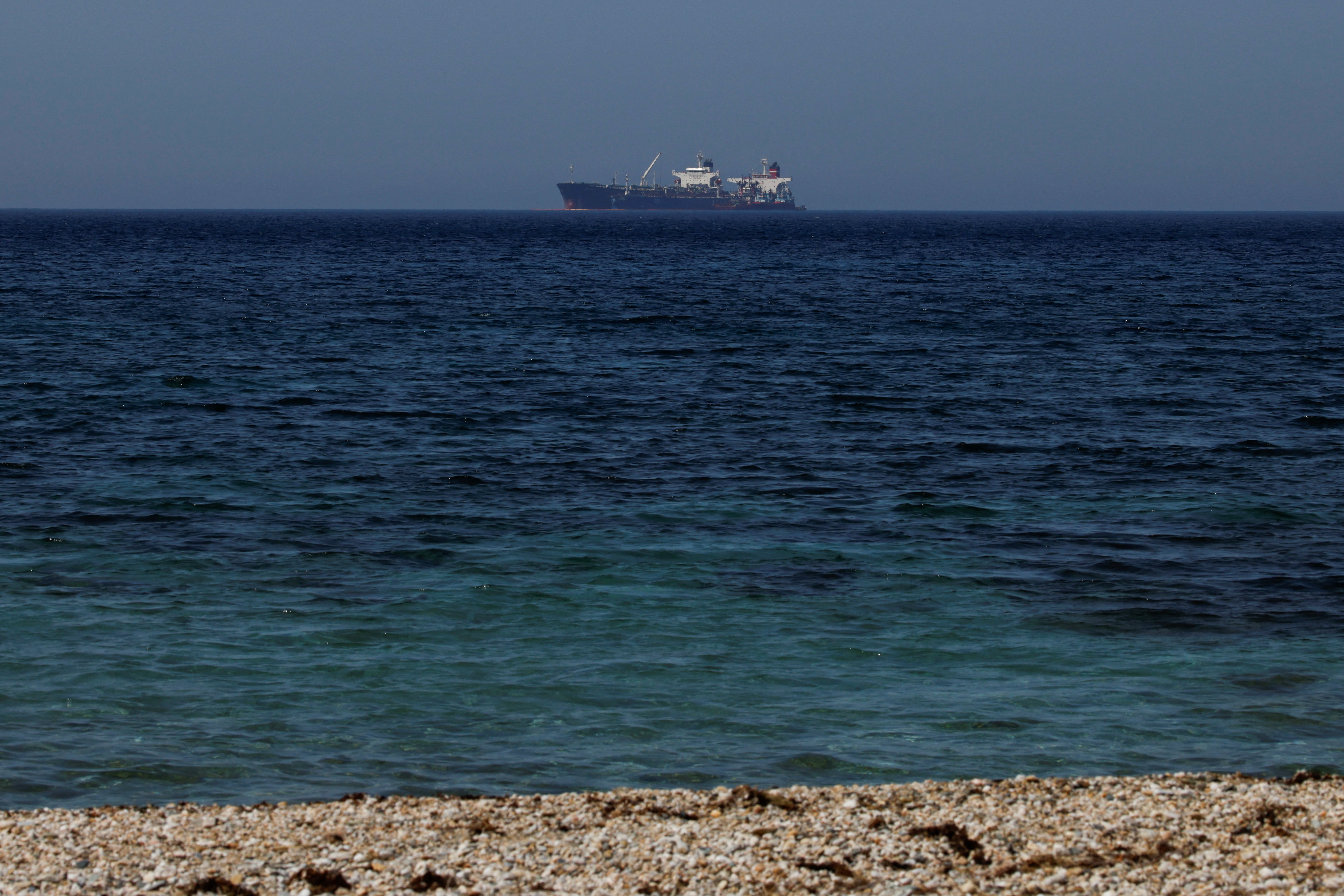El petrolero rebautizado como Lana el 1 de marzo y con bandera iraní desde el 1 de mayo ha permanecido cerca de aguas griegas desde el 8 de mayo (REUTERS/Costas Baltas)