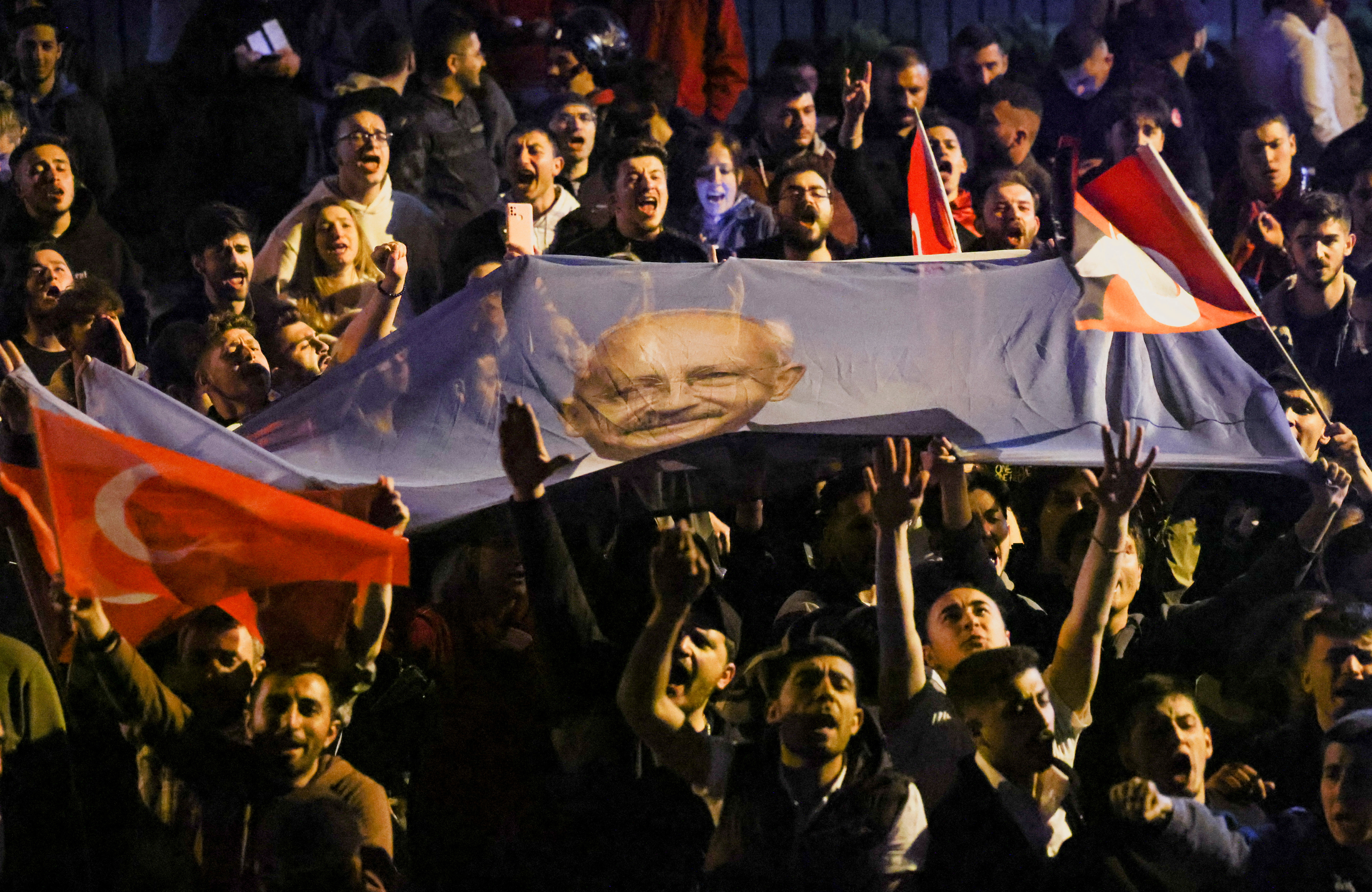 Seguidores de Kemal Kilicdaroglu se concentraron ante la sede del Partido Republicano del Pueblo (CHP) en Ankara (REUTERS/Yves Herman)