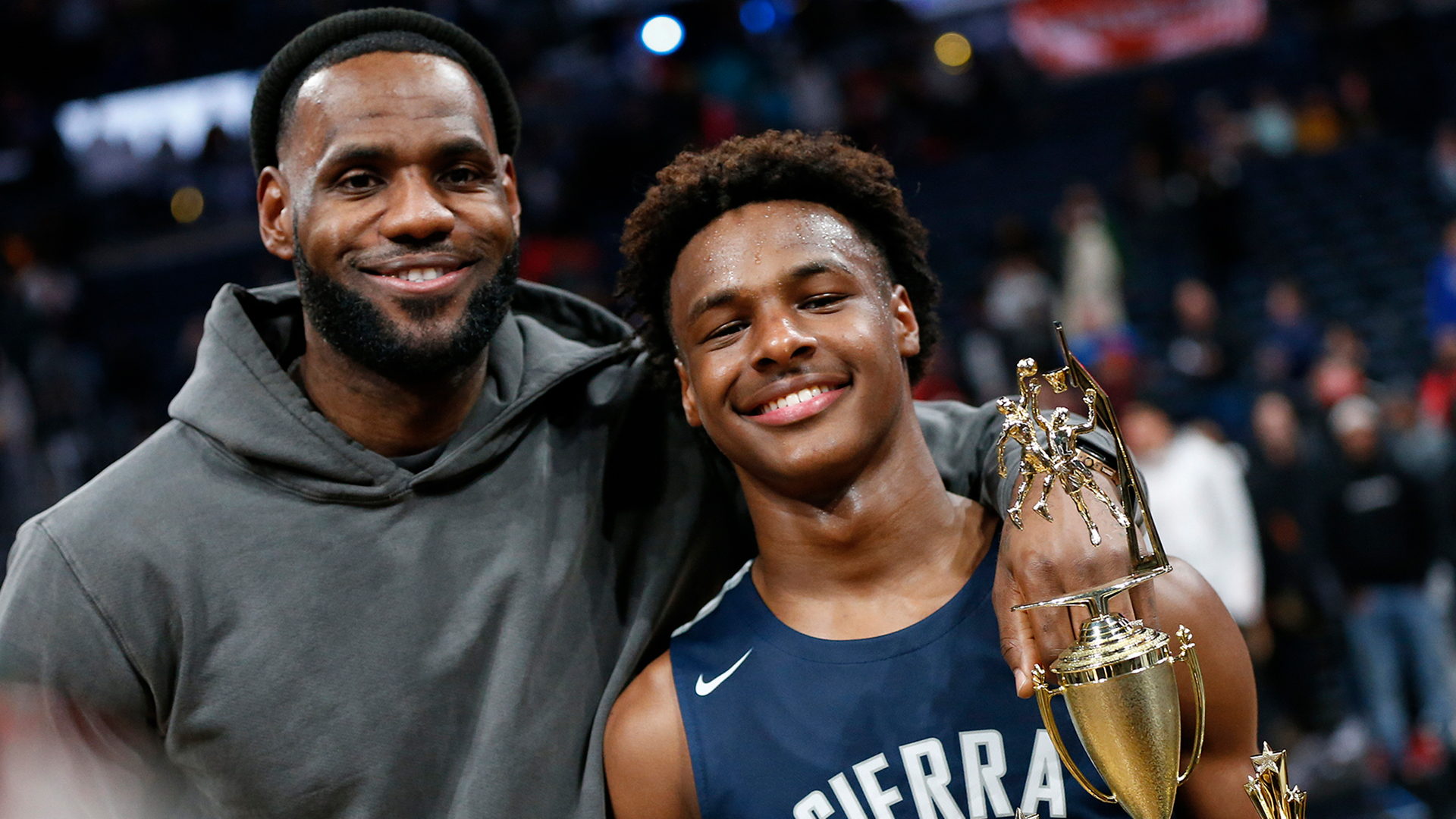 LeBron James quiere jugadr con su hijo en los Lakers (AP)