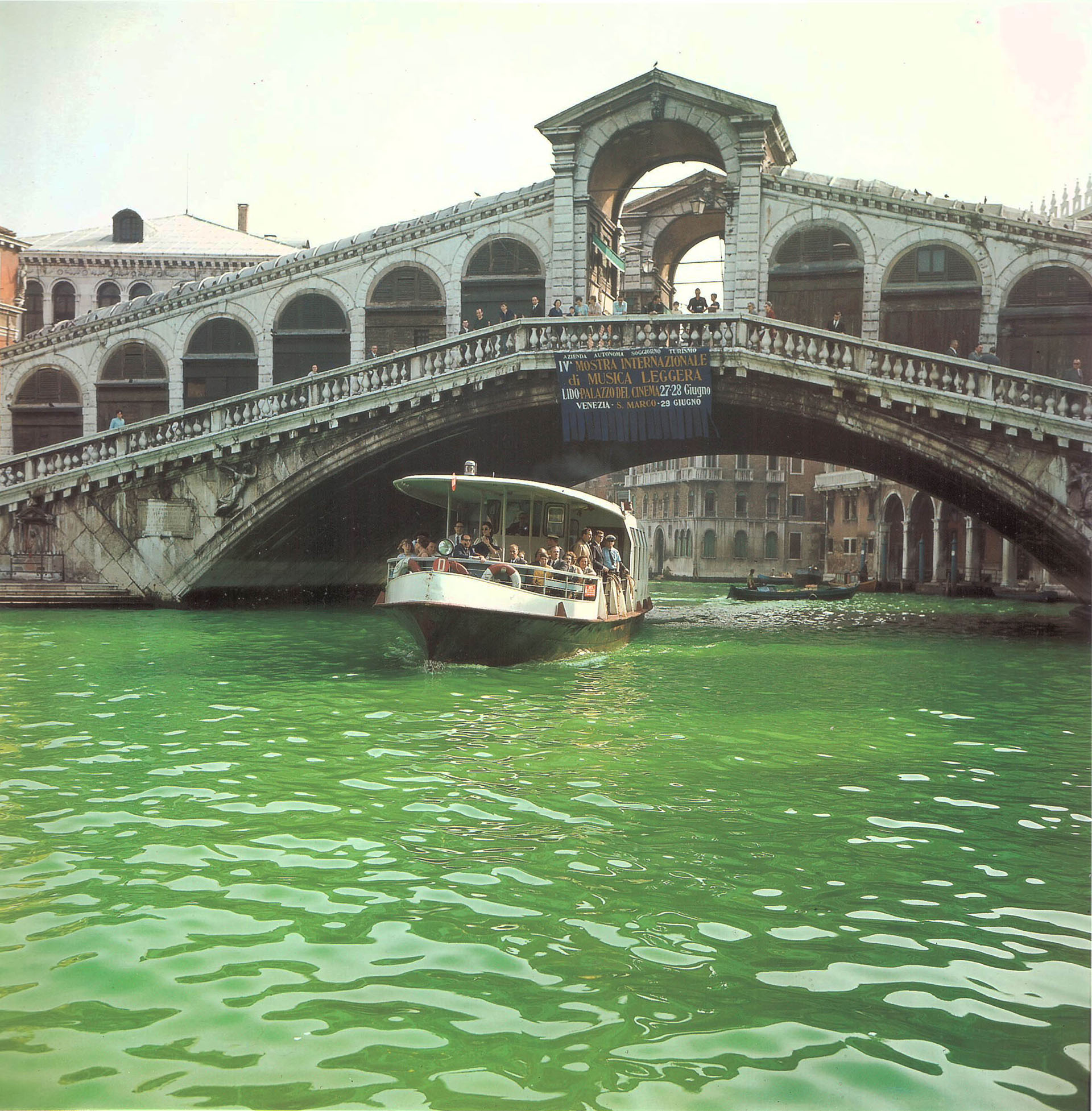 En la Bienal de Venecia del ‘68, Nicolas García Uriburu tiñó el Gran Canal de color verde