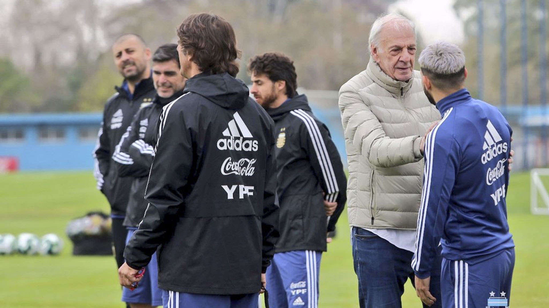 Menotti y el cuerpo técnico de la Selección, en una práctica. El Flaco saluda al Kun Agüero, a quien definió como "un loco divino" (FOTO NA)